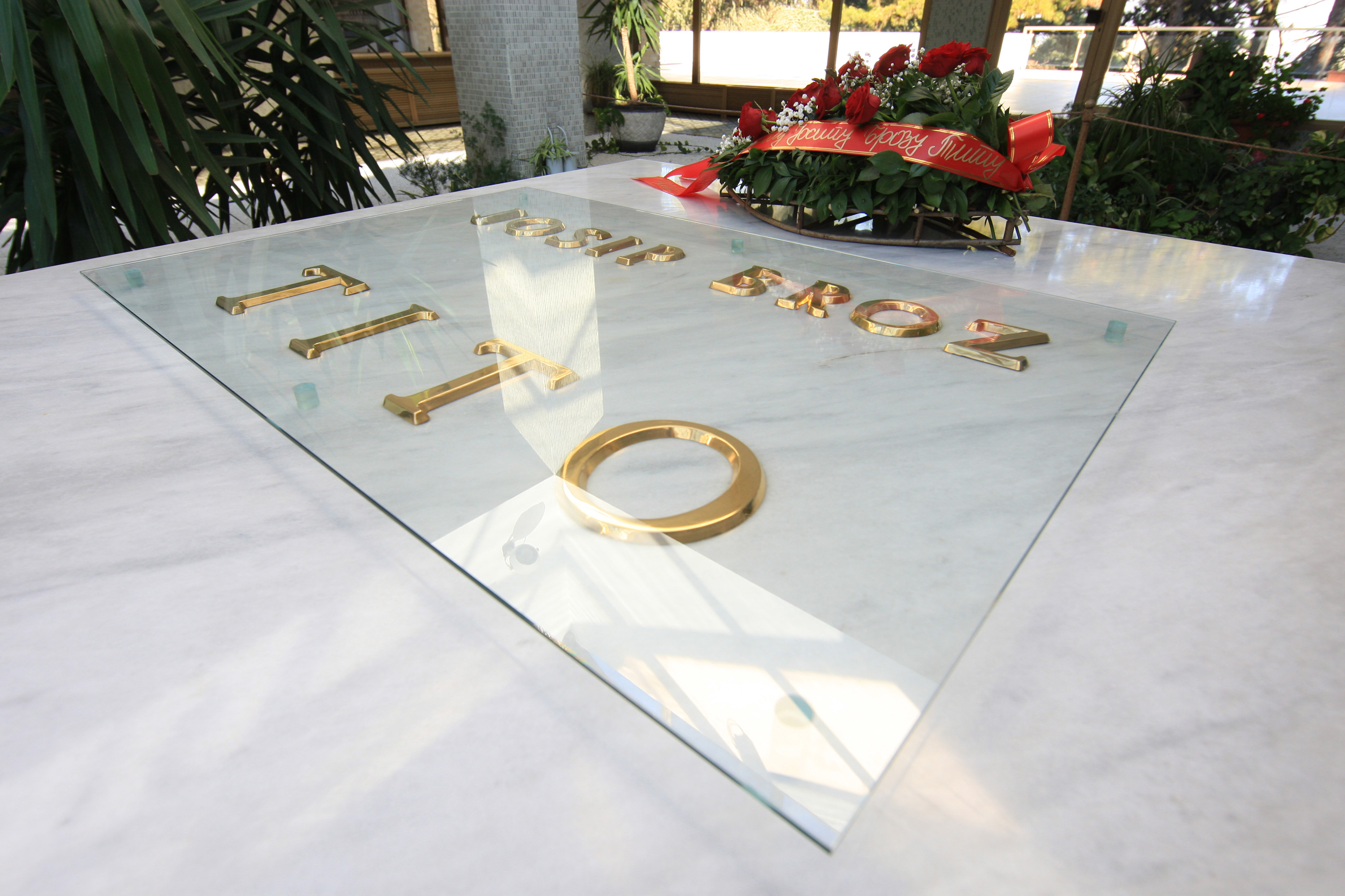 21.12.2011. Beograd- Kuca cvijeca u kojoj se nalazi grob Josipa Broza Tita i muzej. Titov grob.rPhoto: Boris Scitar/PIXSELL