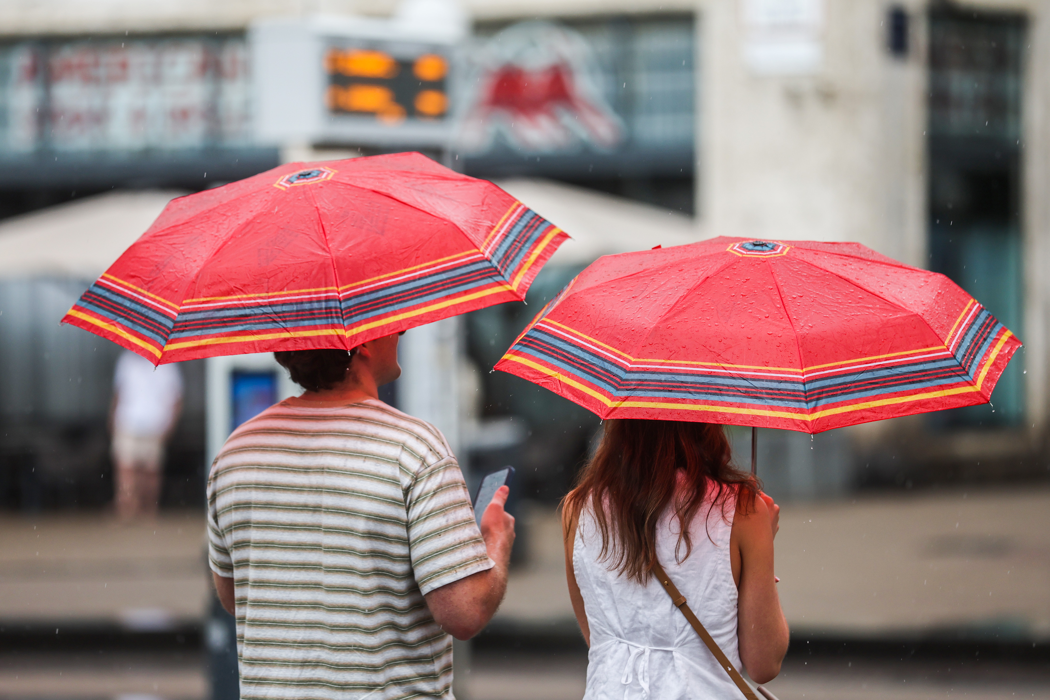 17.08.2025., Zagreb - Nakon dugog i suncanog razdoblja sa izrazito visokim temperaturama u Zagrebu je danas pao pravi ljetni pljusak koji je iznenadio mnoge zagrepcane te bar malo rashladio temperaturu. Photo: Slavko Midzor/PIXSELL