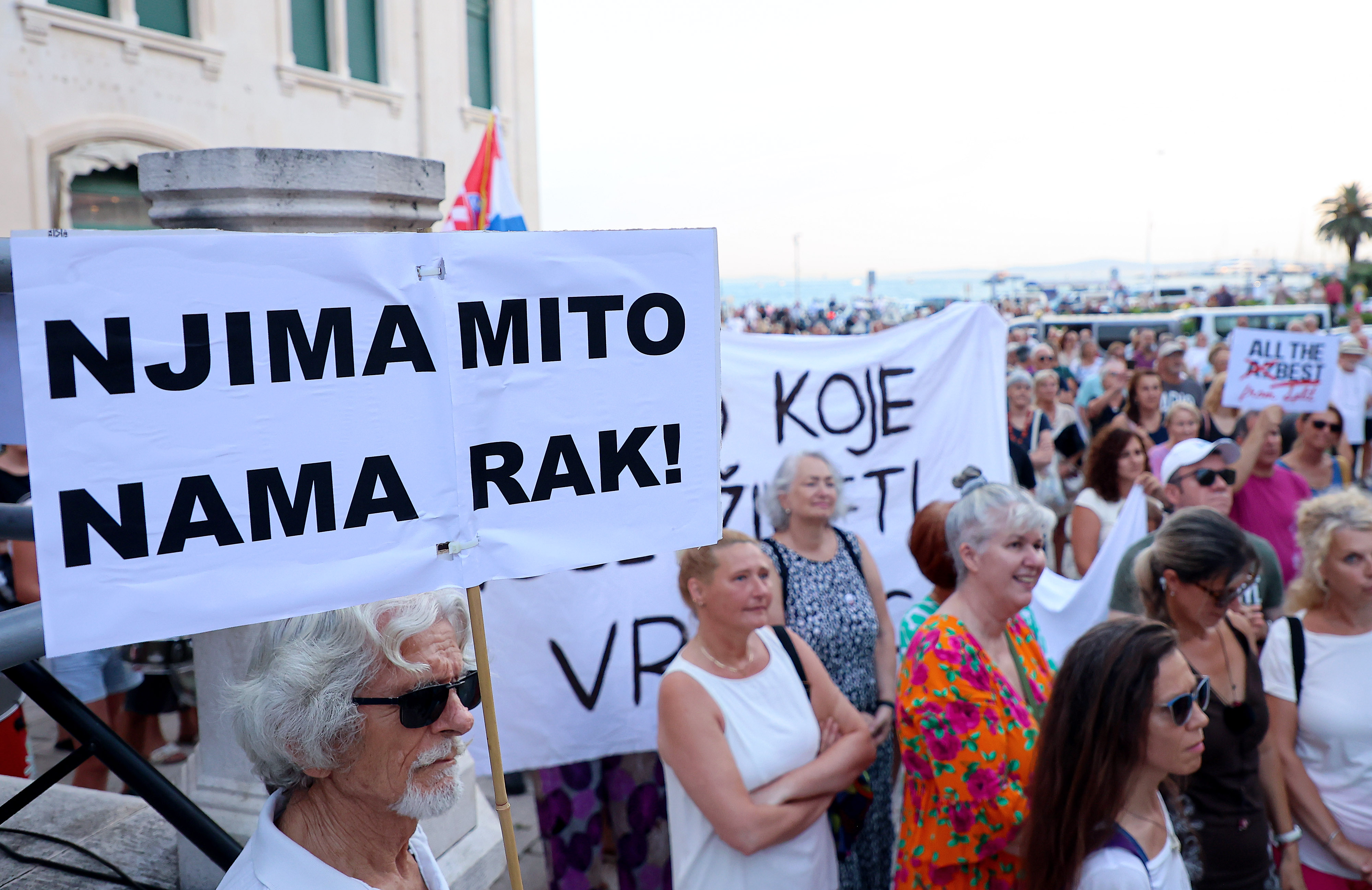 20.08.2025.Split-  Prosvjed protiv broda Moby Drea u splitskom skveru koji je doplovio zbog uklanjanja azbesta, ovog puta na vecoj razini poruka je brod mora otic