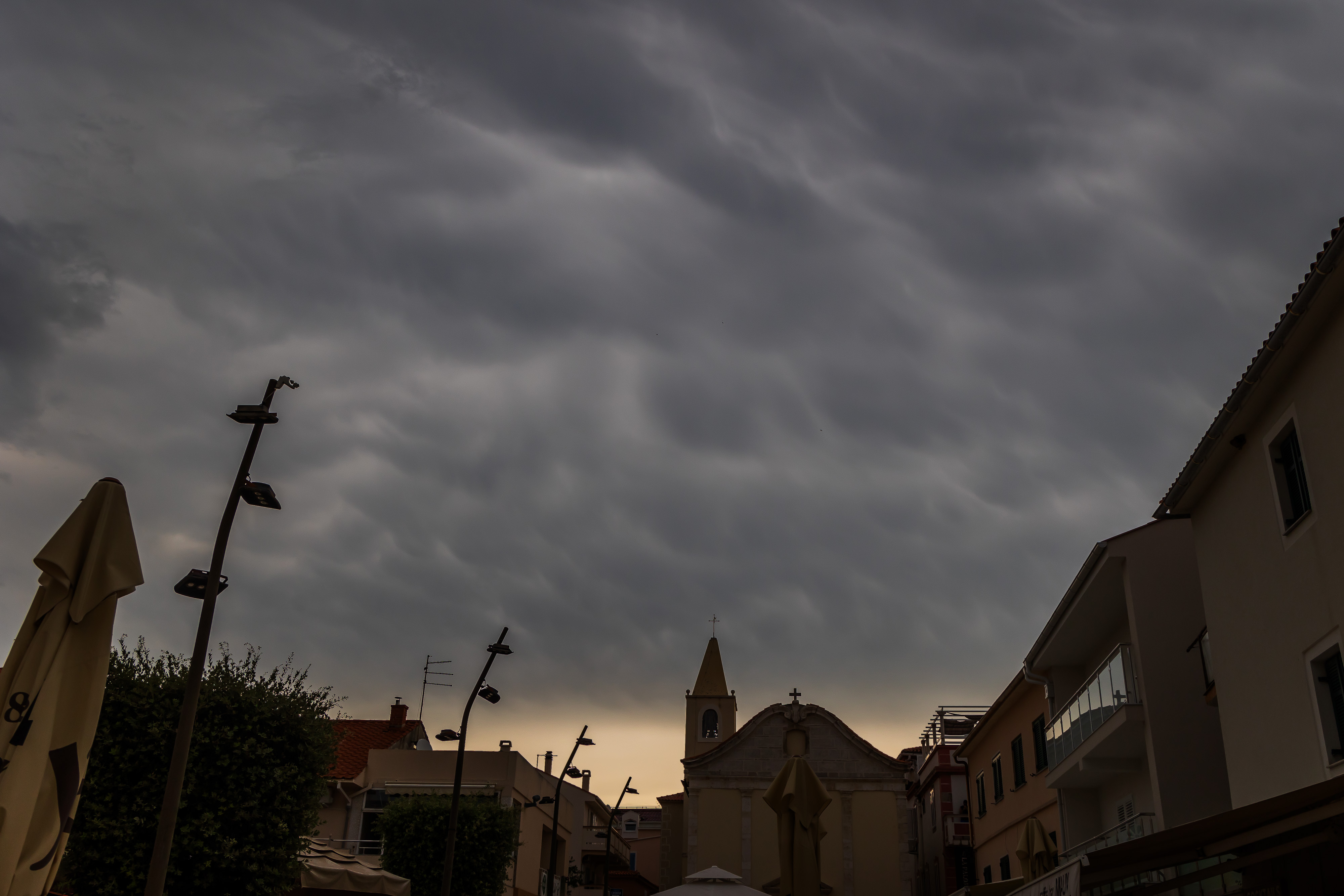 02.08.2025., Novalja - Dolazak olujnog nevremena nad Novalju. Photo: Zvonimir Barisin/PIXSELL/PIXSELL