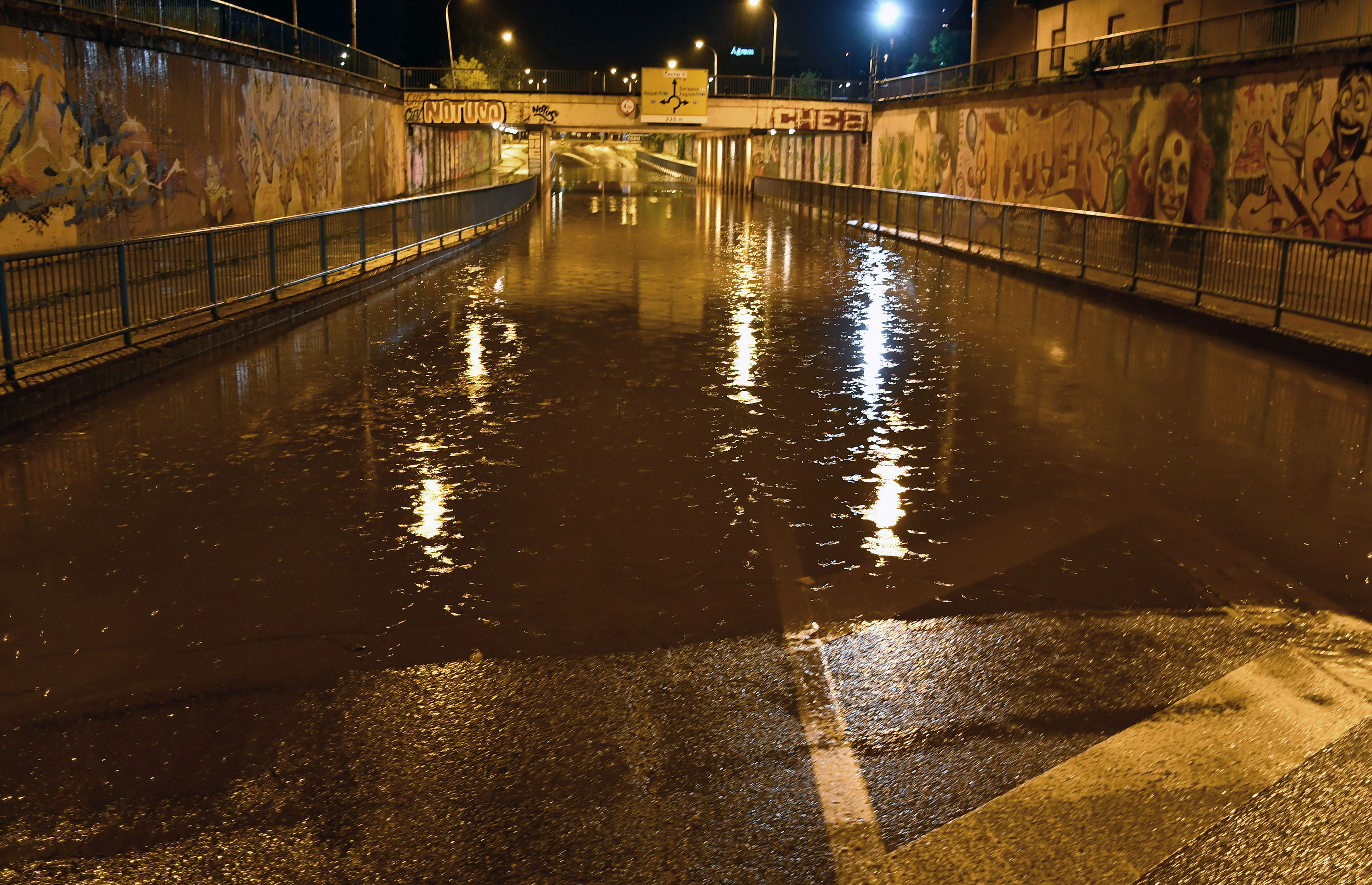21.08.2025., Slavonski Brod - Snazno nevrijeme praceno vjertom, grmljavinom i velikom kolicinom kise poplavilo je brojne gradske ulice i prometnice. U kratkom vremenu poplavljen je i podvoznjak u Kumicicevoj ulici. Photo: Ivica Galovic/PIXSELL