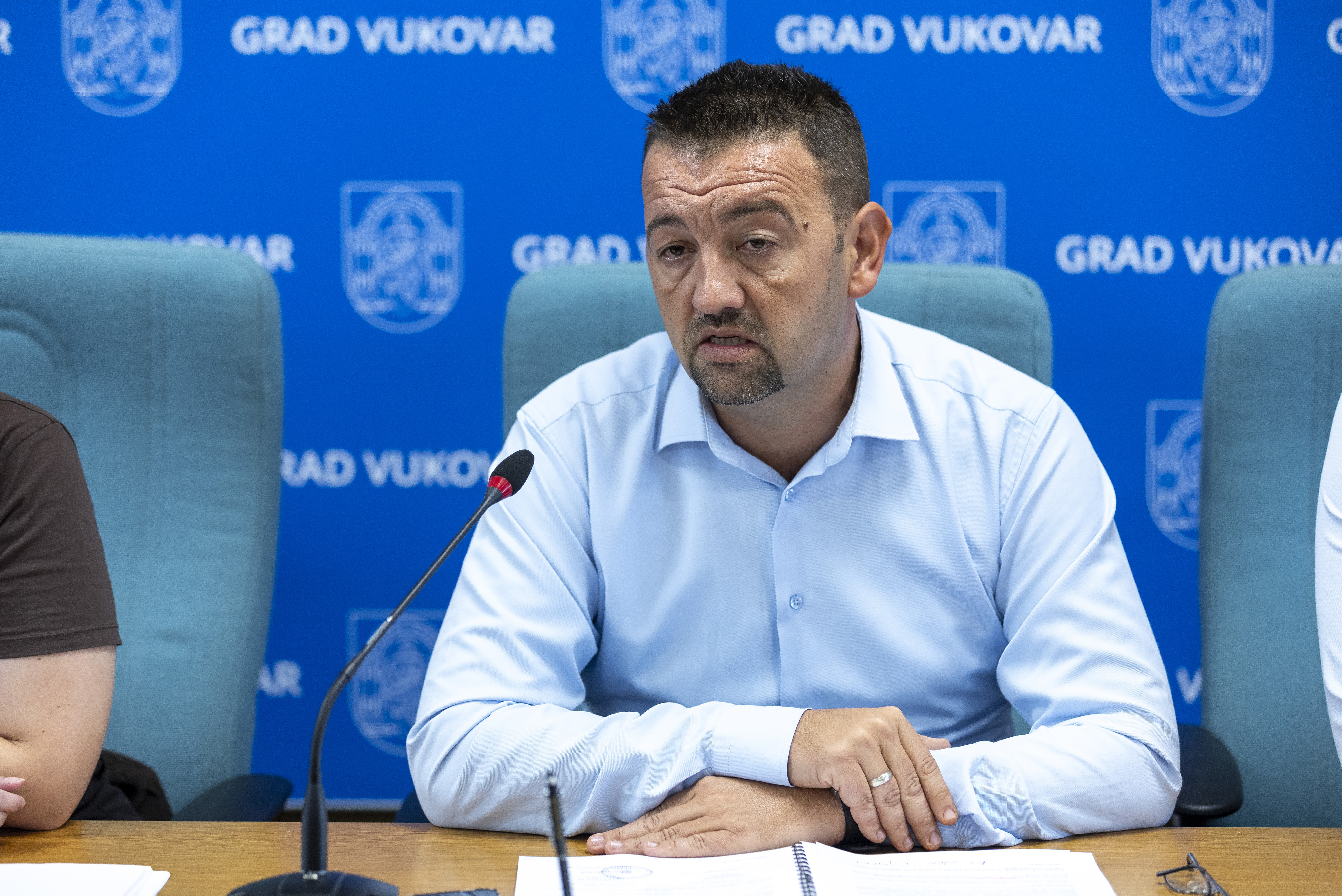 21.08.2025., Vukovar - Gradonacelnik Grada Vukovara Marijan Pavlicek potpisao je s direktoricom tvrtke Cestorad d.d. Andreom Papic ugovor o Javnoj nabavi radova za rekonstrukciju Ulice Lipovacki put.