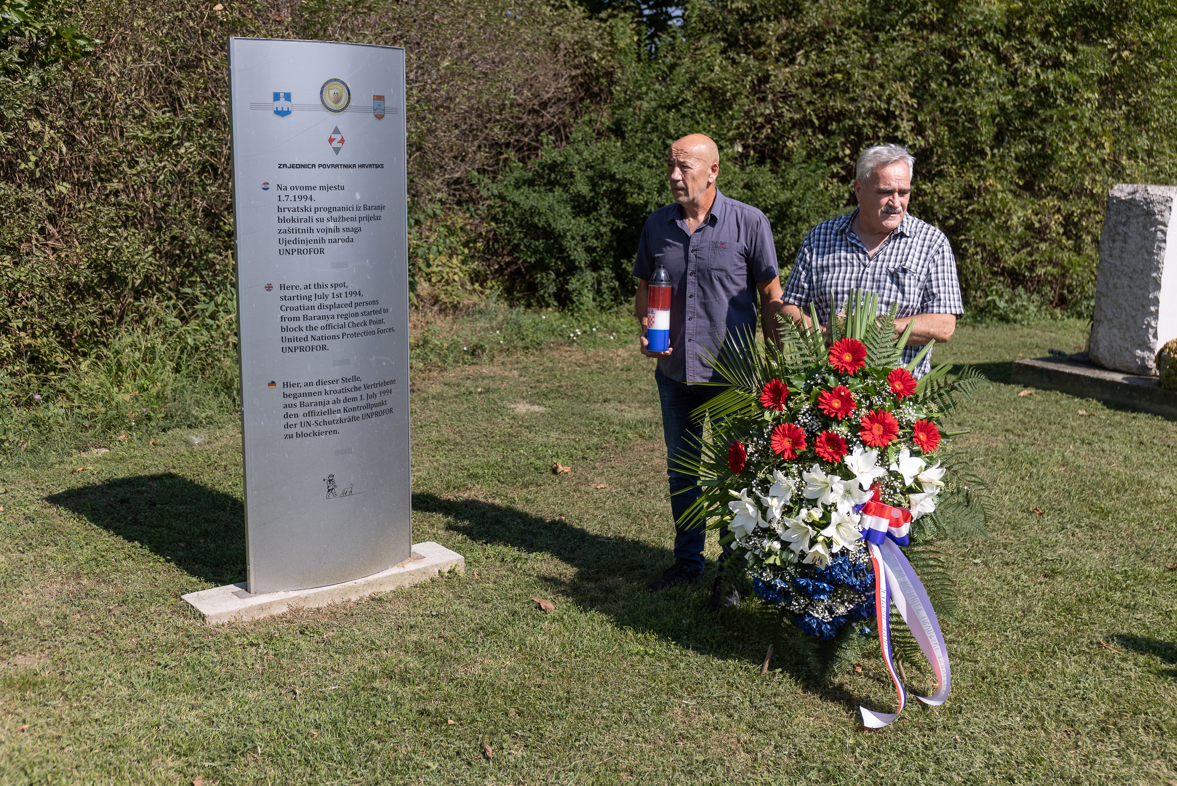 23.08.2023., Osijek - Na Biljskoj cesti, kod velikog kriza, polozili su se vijenci i zapalile svijece za poginule branitelje i ubijene civile Baranje u povodu Dana sjecanja na egzodus nesrpskoga stanovnistva iz Baranje.