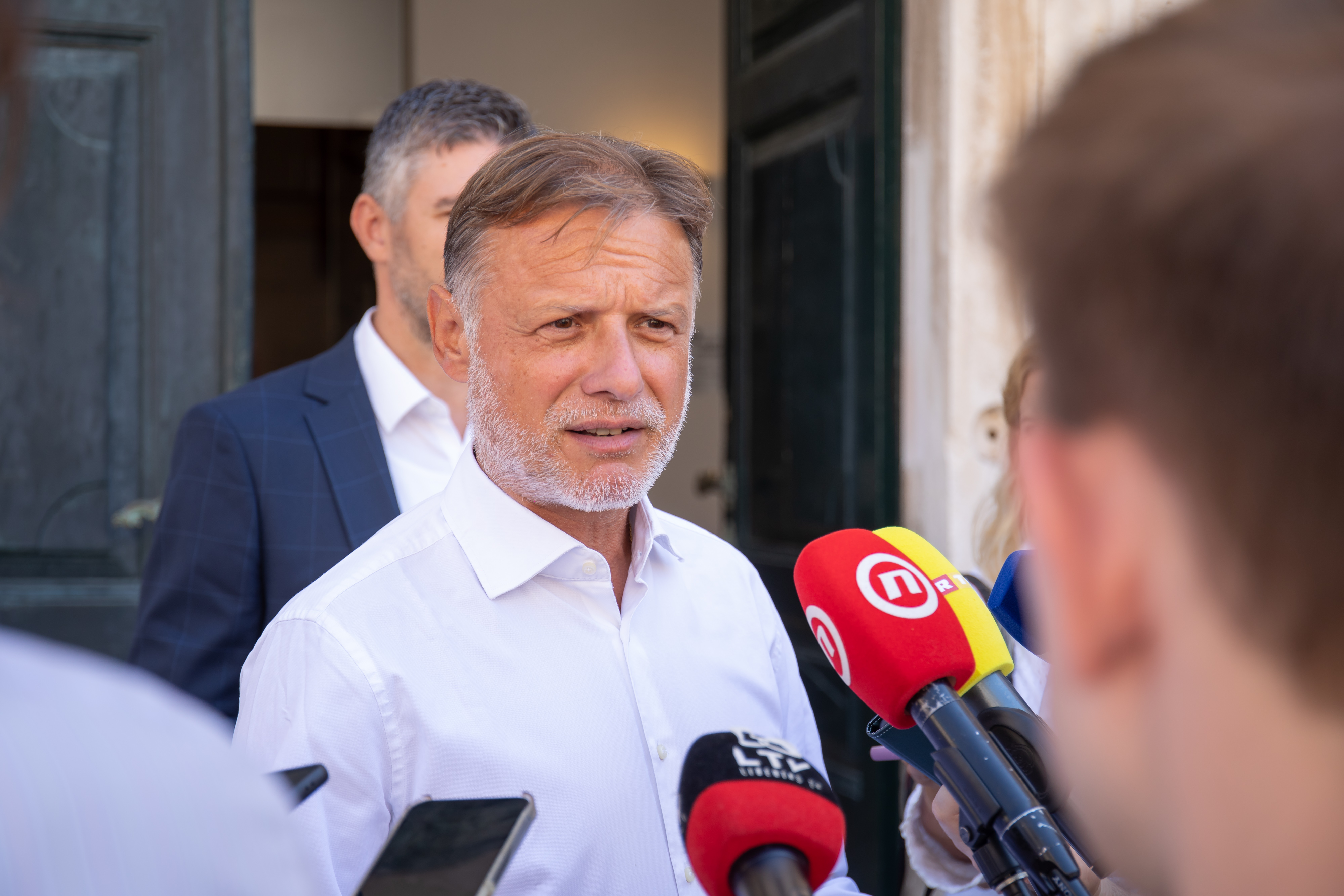 11.08.2025., Dubrovnik - Predsjednik Hrvatskoga sabora Gordan Jandrokovic odrao je sastanak s gradonacelnikom Grada Dubrovnika Matom Frankovicem i zupanom Dubrovačko-neretvanske županije Blazom Pezom.