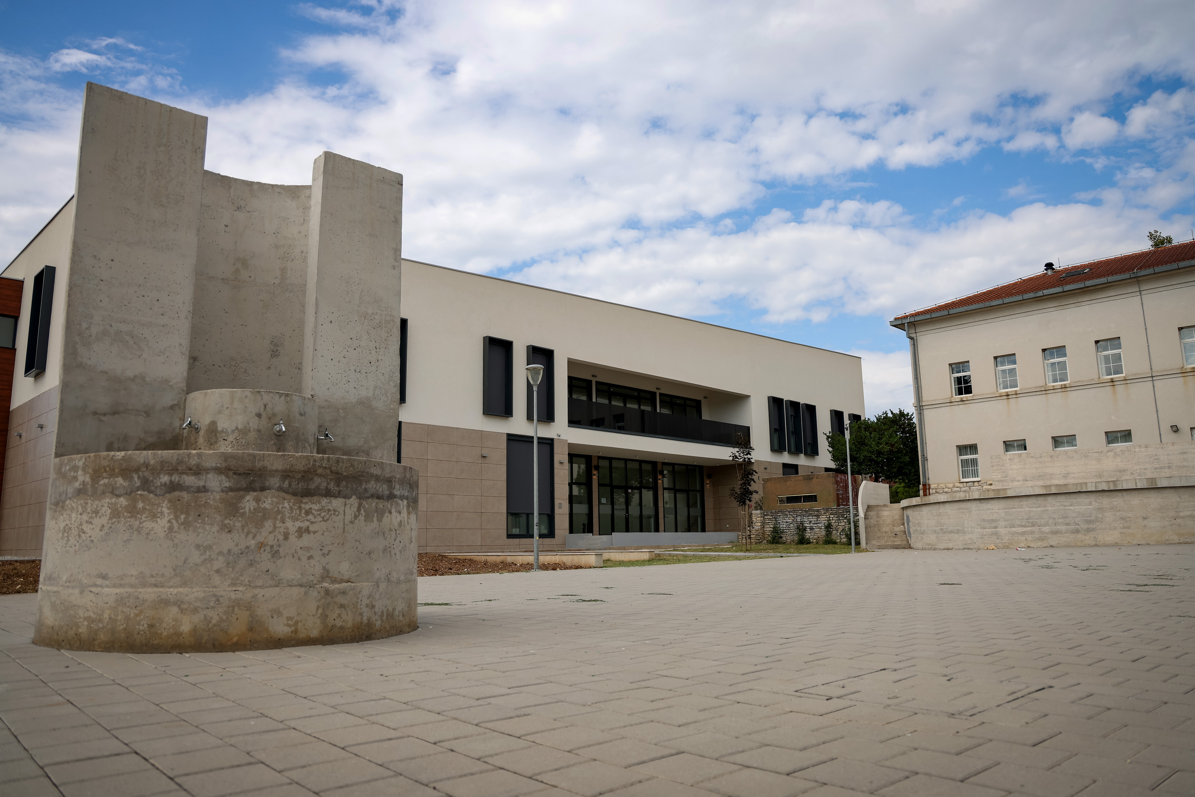 23.08.2025., Benkovac - Dom kulture gdje su branitelji prosvjedovali oko odrzavanja Festivala Nosi se. Photo: Sime Zelic/PIXSELL