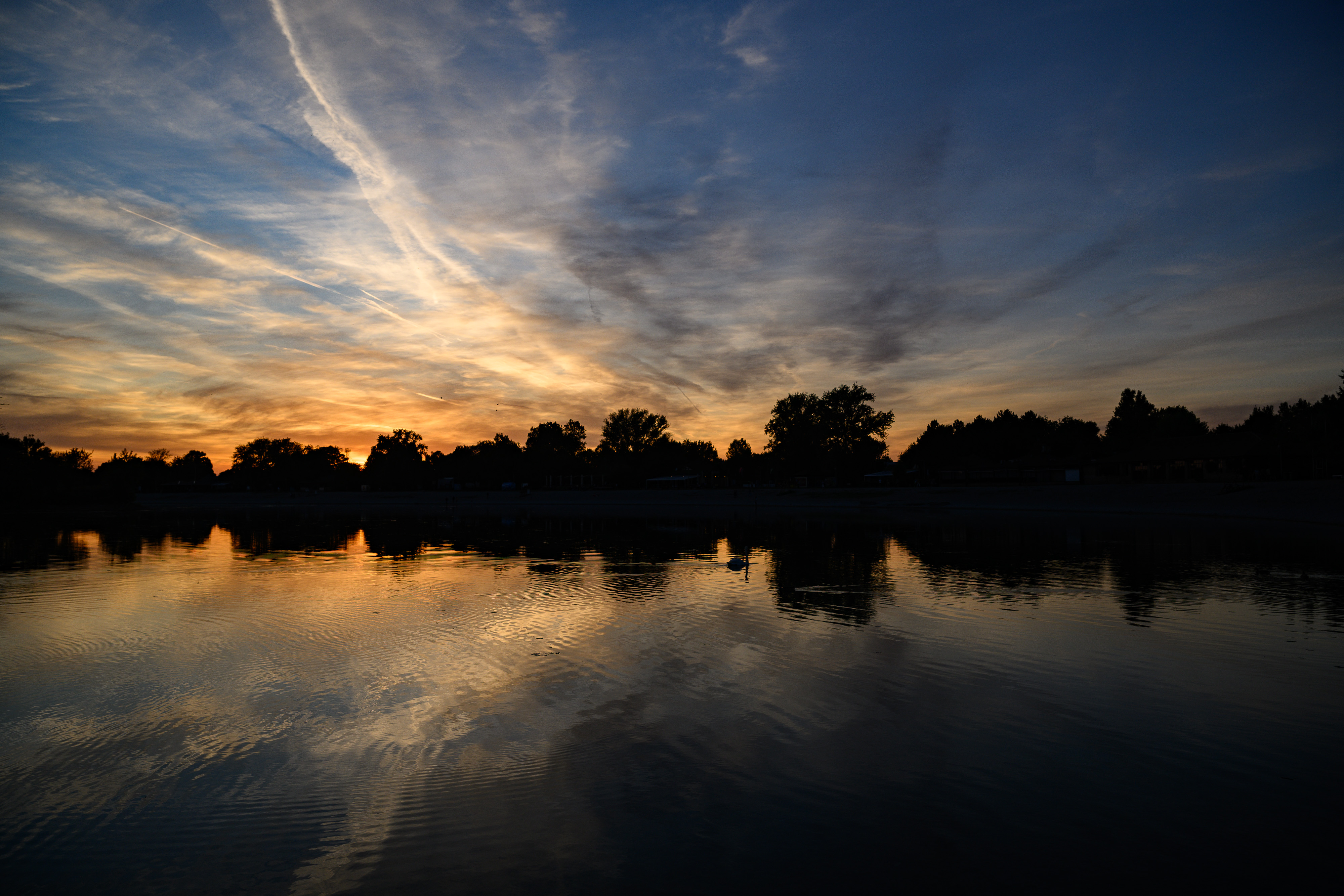 25.08.2025., Zagreb - Zalazak sunca iznad jezera Jarun. Photo: Davor Puklavec/PIXSELL