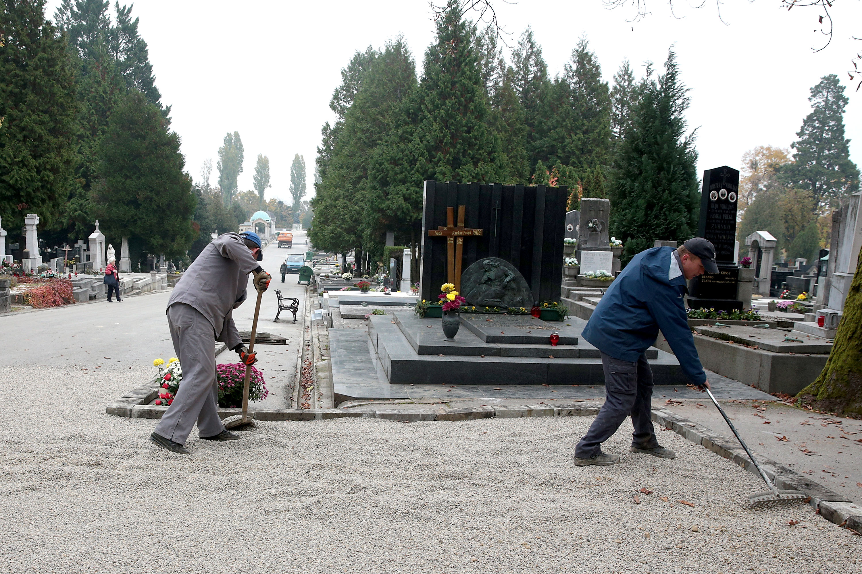 27.10.2015., Zagreb - Radnici Gradski groblja intezivno rade na ciscenju i uredjenju groblja Mirogoj pred blagdan Svih svetih. "nPhoto: Patrik Macek/PIXSELL