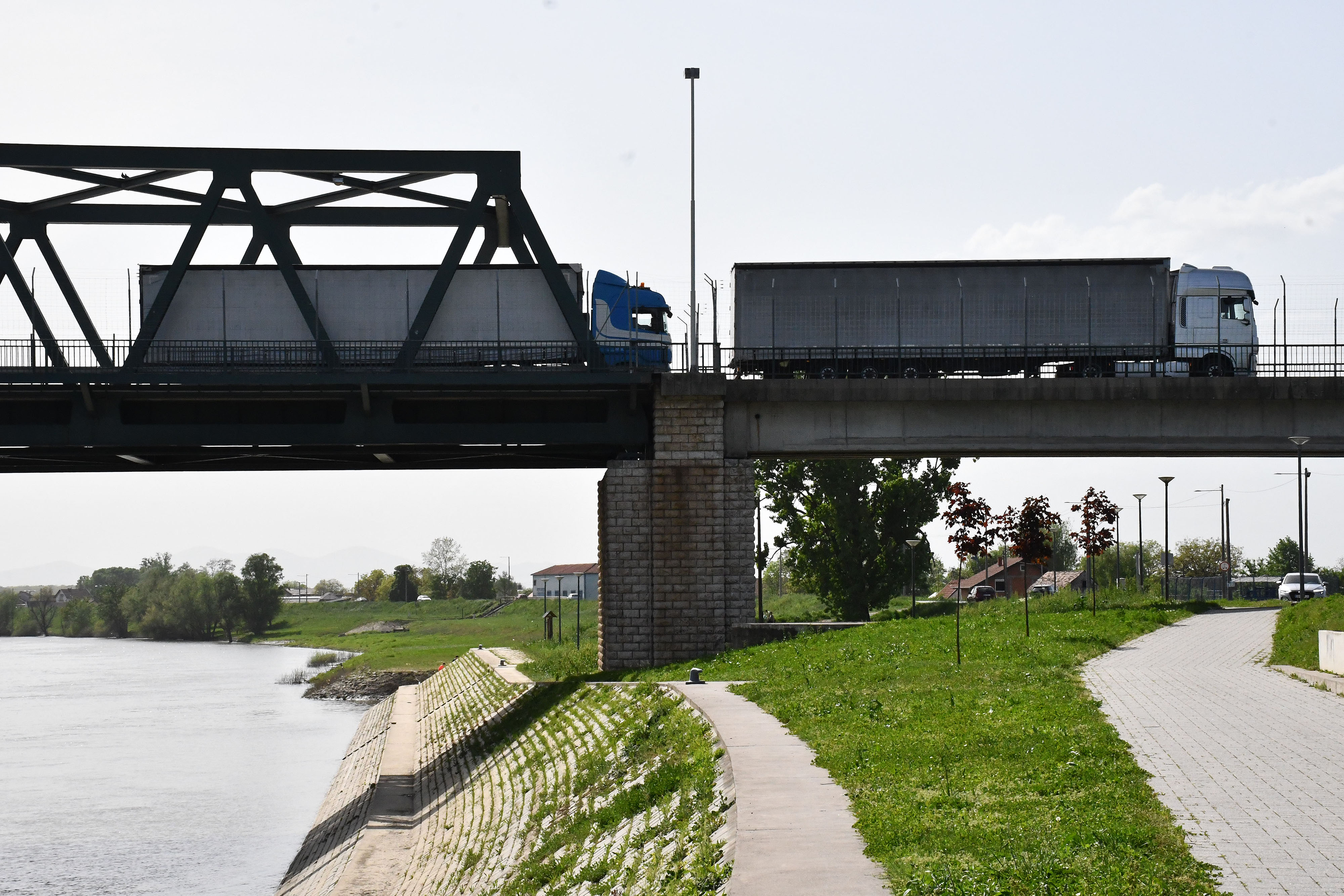22.04.2025., Slavonski Brod: Kolona kamiona iz BiH na mostu preko Save prema granicnom prijelazu u Slavonskom Brodu. Photo: Ivica Galovic/PIXSELL