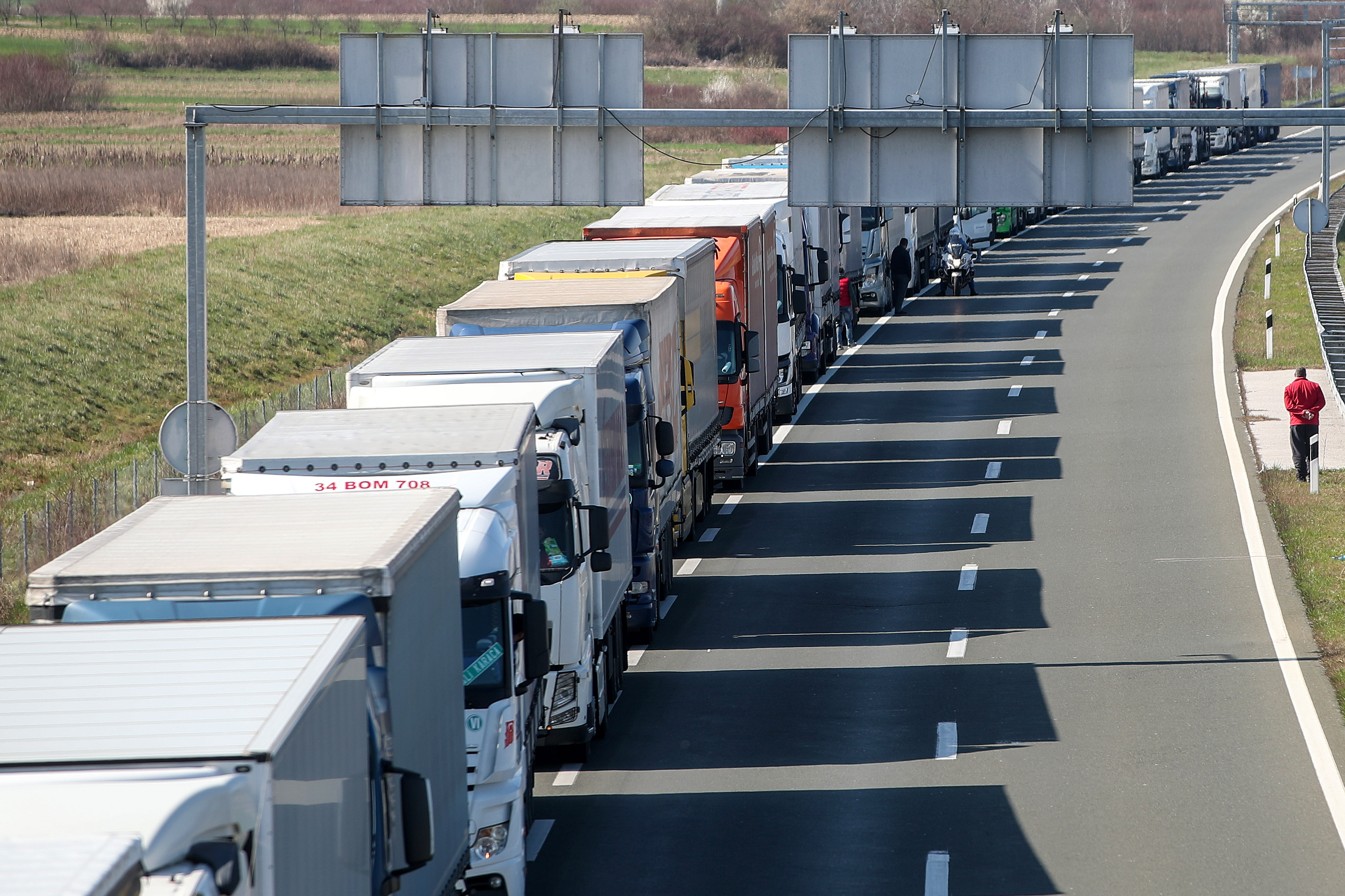 15.03.2020., Zagreb - Konvoj teretnih vozila koji je zbog epidemije koronvirusa bio zadrzan na  slovensko-hrvatskoj granici. rPhoto: Igor Kralj/PIXSELLrr