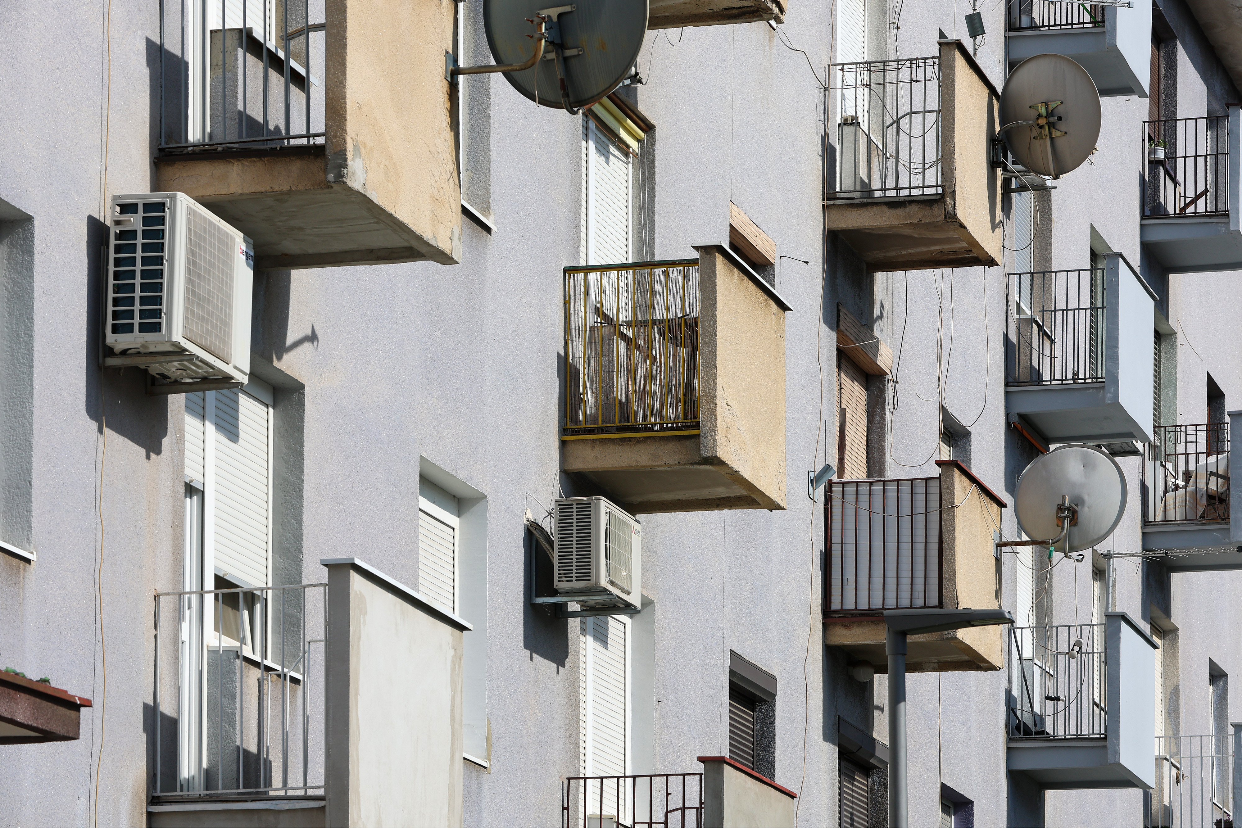 19.08.2025., Zagreb - Ilustracija. Zgrada sa stanovima i balkonima na kojoj je mnosto klima uredjaja i satelitskih antena. Photo: Sanjin Strukic/PIXSELL