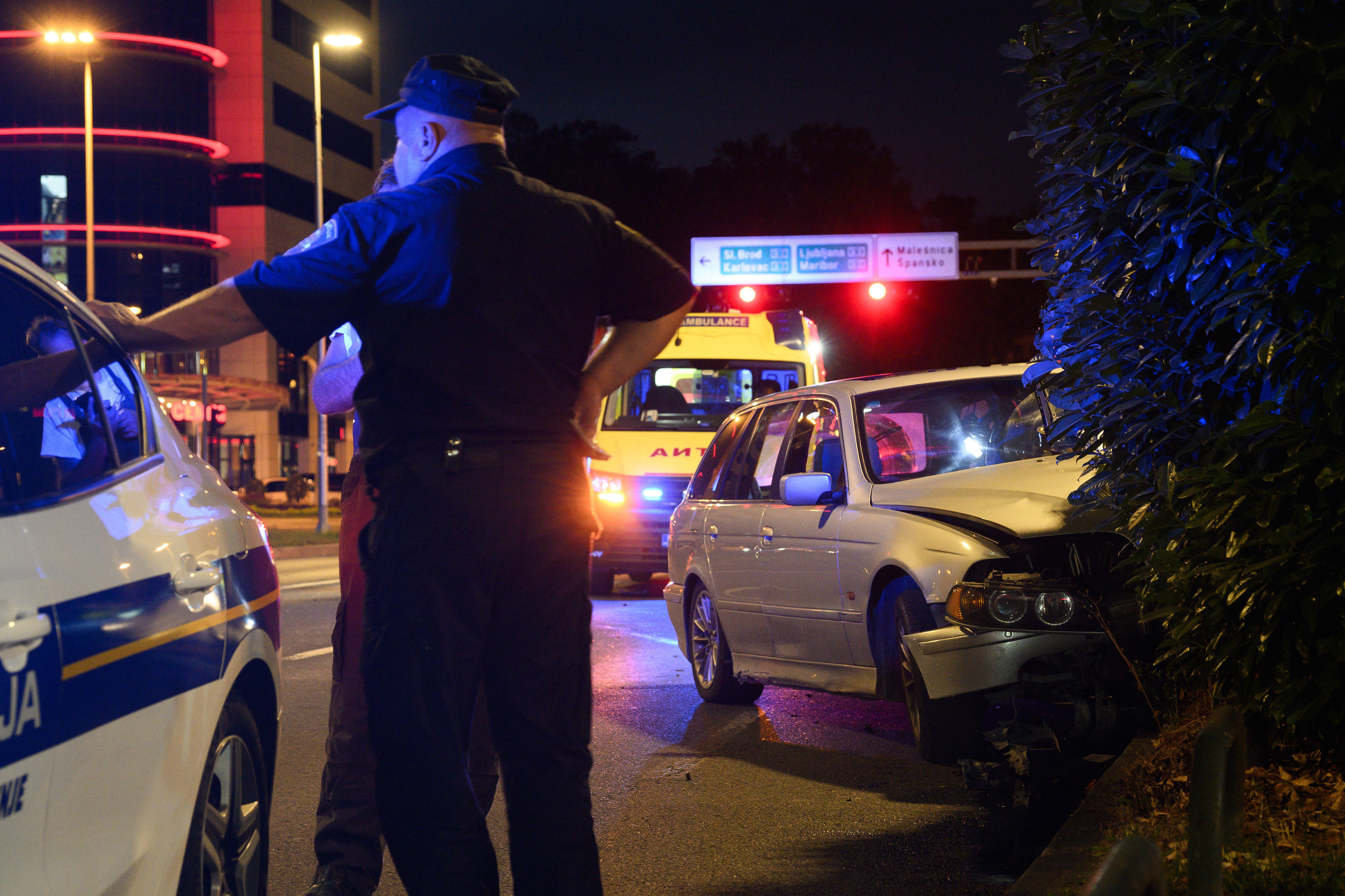 25.08.2025., Zagreb - U prometnoj nesreci u Ulici Josipa Slavenskog kod Shopping centra Precko sudjelovali su vozaci dva osobna automobila. Policija obavlja ocevid, a ozlijedjene su zbrinuli djelatnici Hitne pomoci. Photo: Davor Puklavec/PIXSELL