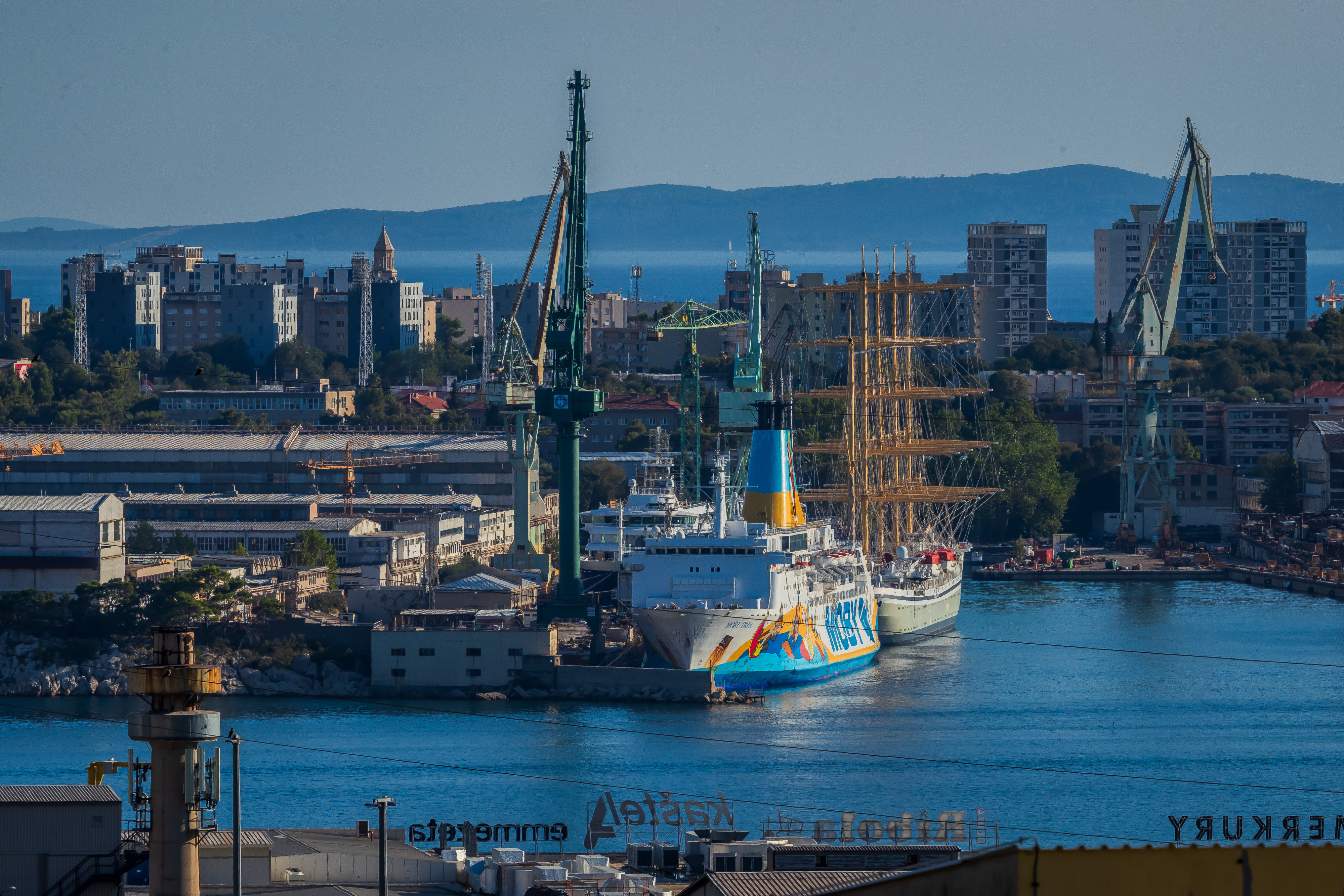 19.08.2025., Kastela.  - Pogled sa Kozjaka na Brod sa Azbestom Mobydrea kojem je produzen ostanak u Splitu. Photo: Zvonimir Barisin/PIXSELL