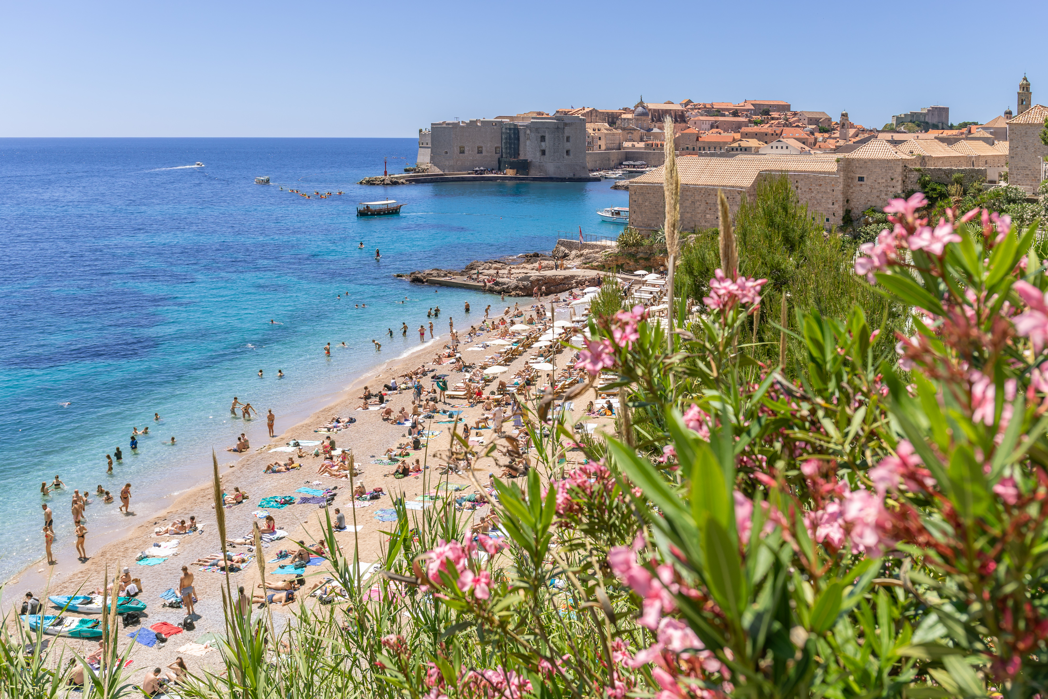 31.05.2025., Plaza Banje, Dubrovnik - Najpoznatija dubrovacka plaza puna je kupaca. Photo: Grgo Jelavic/PIXSELL