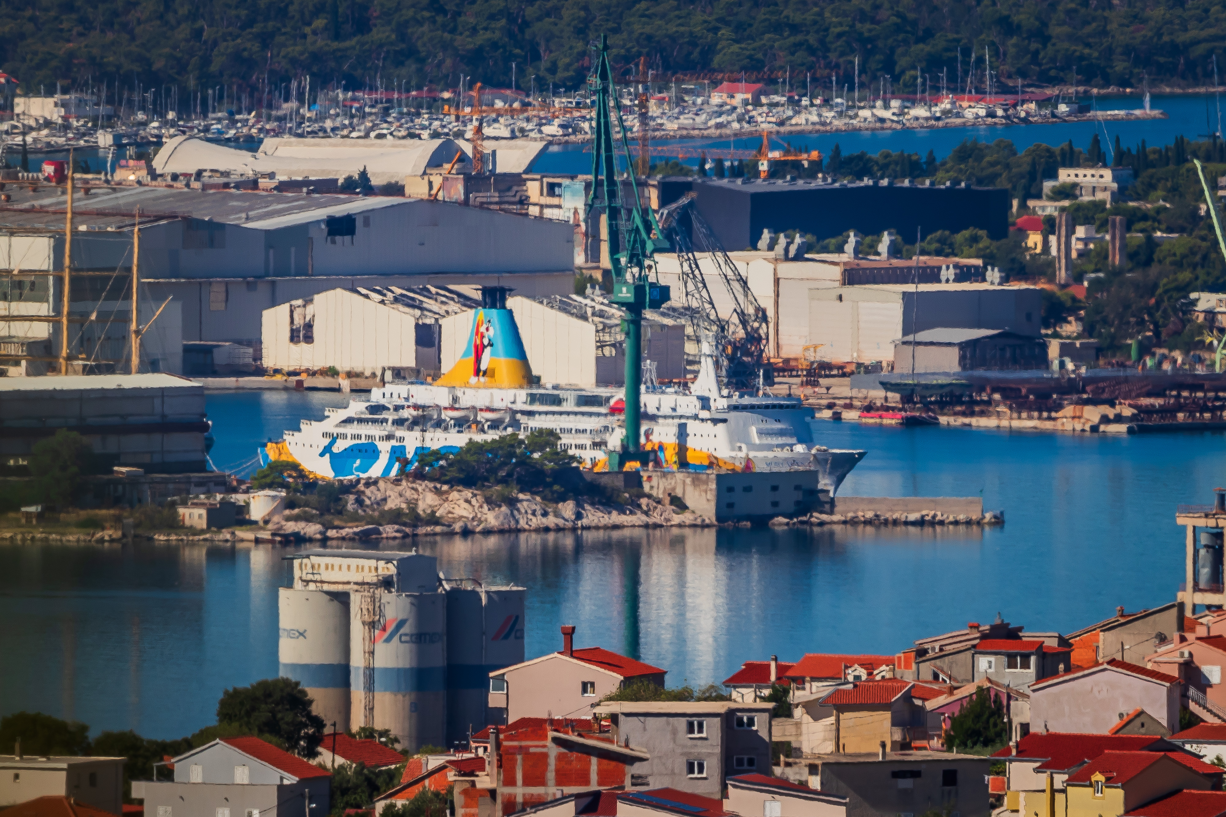 01.09.2025., Kozjak - Pogled na brod Moby Drea koji se i dalje nalazi u splitskom skveru. Photo: Zvonimir Barisin/PIXSELL