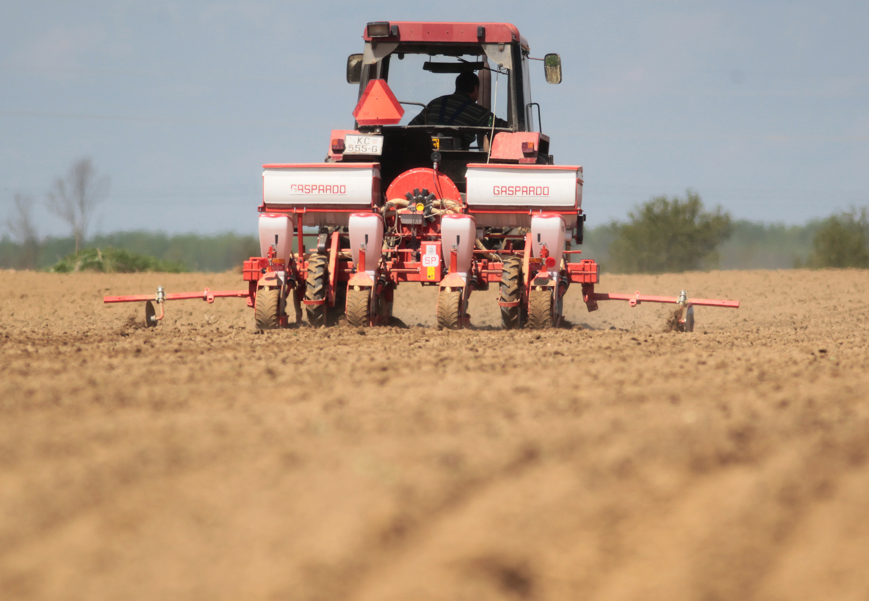 25.04.2012., Koprivnica - Sijanje devet novih vrsta kukuruza na pokusnim poljima izmedju Koprivnice i sela Peteranec. Posao zajednicki odradjuju poljoprivrednici i tvrtka Pioneer. rPhoto: Marijan Susenj/PIXSELL