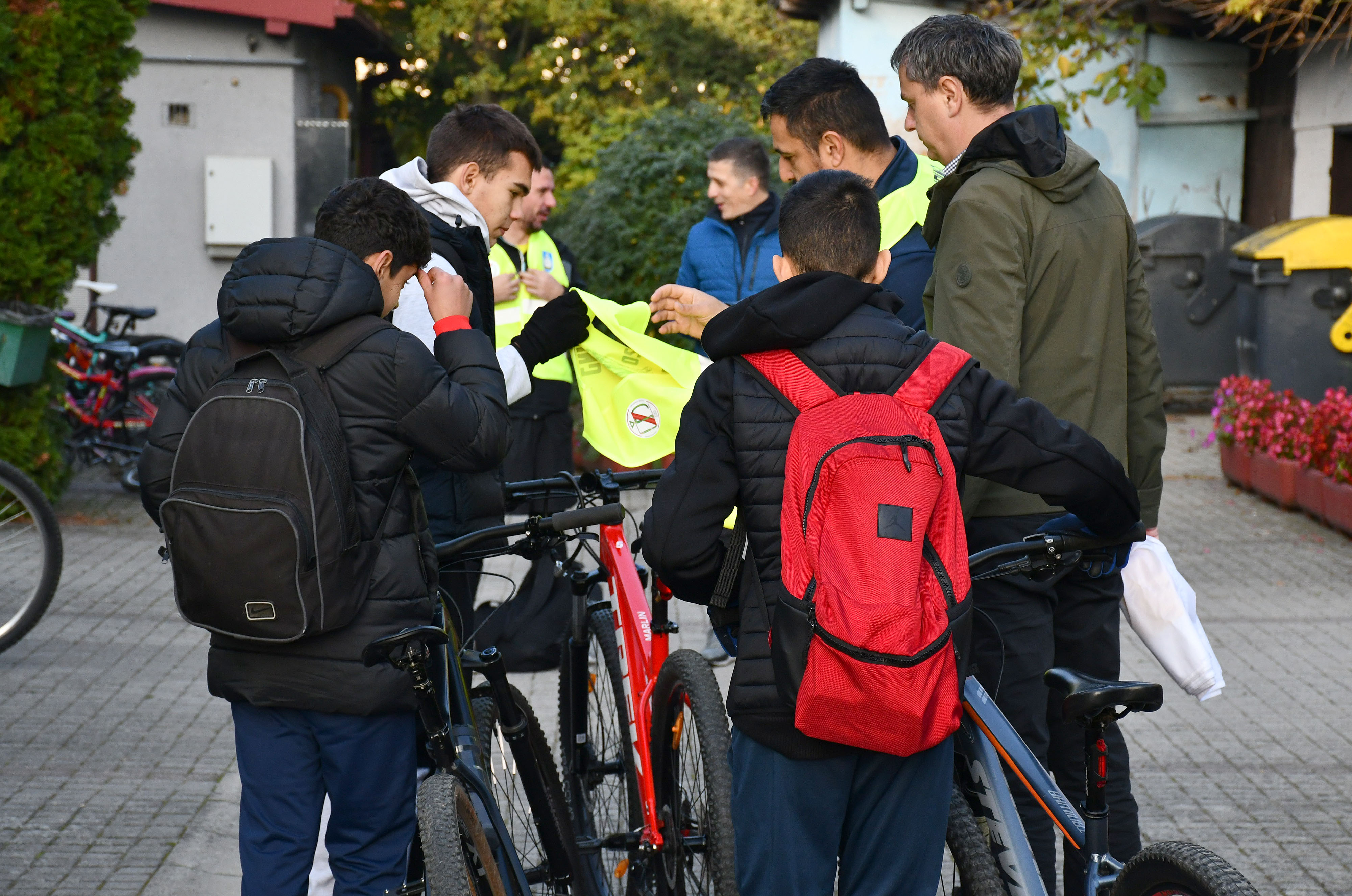 05.11.2024., Sibinj - Ucenici i ucitelji Osnovne skole Sibinjskih zrtava krenuli su na biciklijadu do Vukovara.