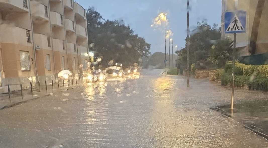 u umagu nakon jake kiše ulice pod vodom