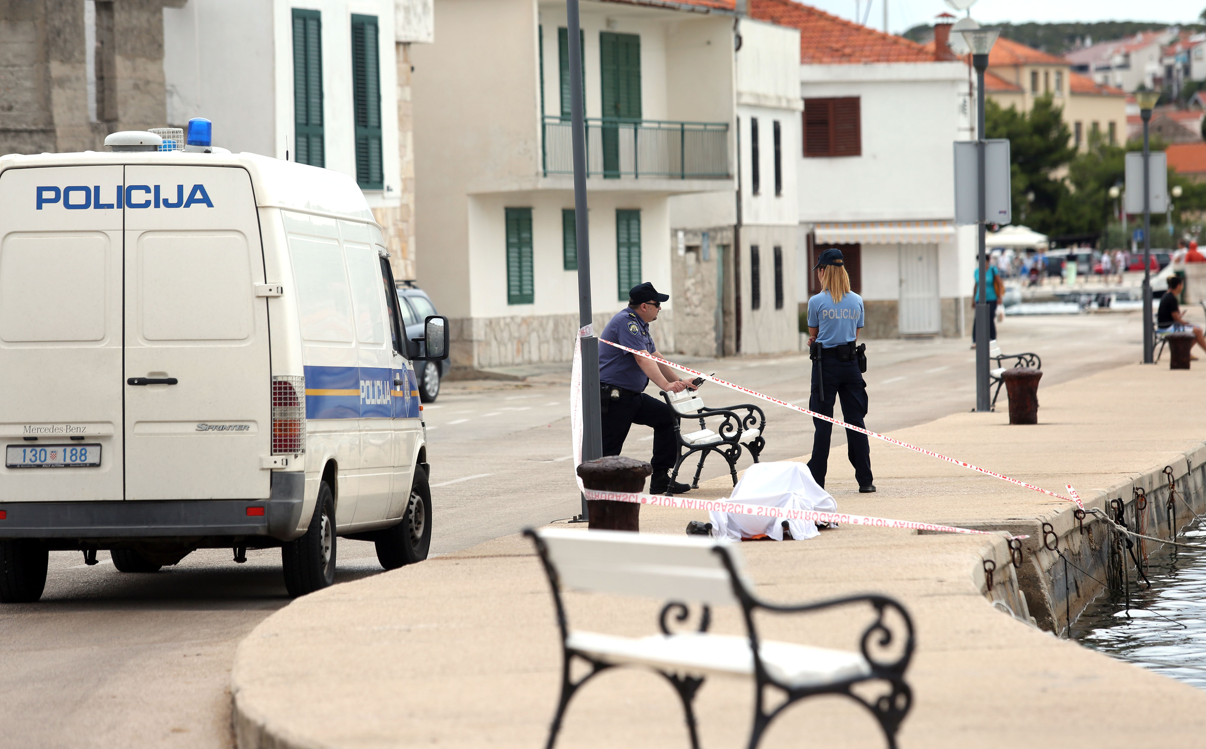 01.07.2017., Tisno - Ispred obale u starom dijelu grada jutros je u moru pronadjeno mrtvo tijelo nepoznate osobe. Policija obavlja ocevid. rPhoto: Dusko Jaramaz/PIXSELL