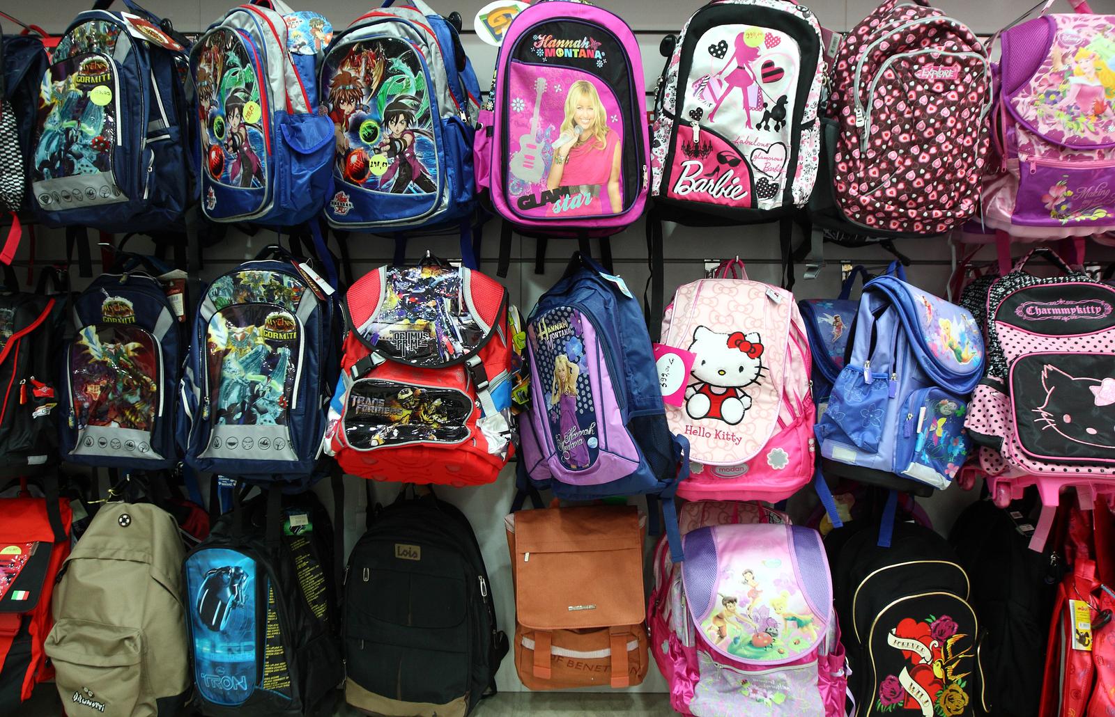 ponuda školskih torbi u dućanima