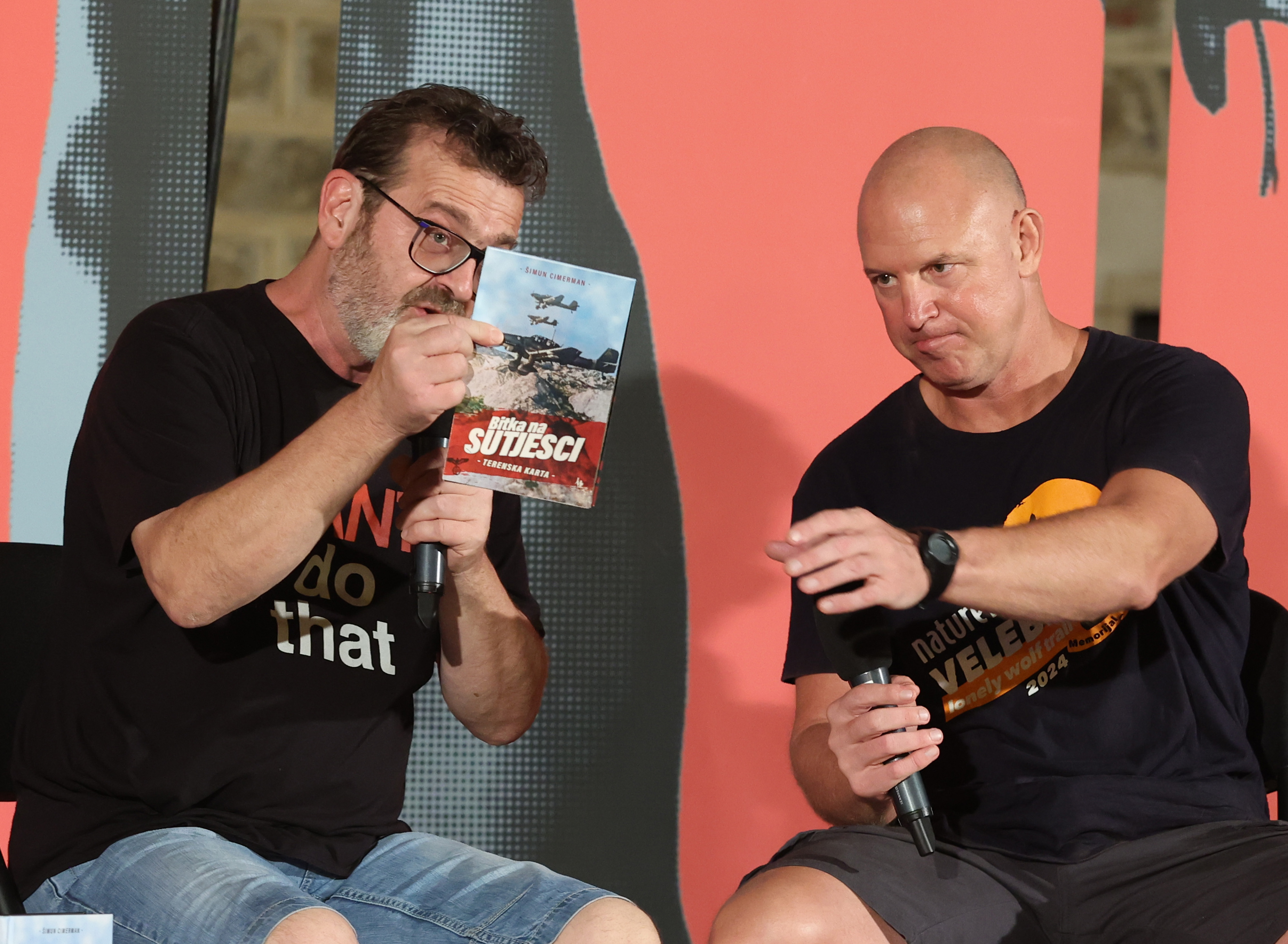 04.09.2025., Sibenik - Predstavljanje knjige "Sutjeska: bitka svih bitaka" predavaca Simuna Cimermana i Kruna Lokotara na drugoj veceri Falis-a - Festivala alternative i ljevice Sibenika. Kruno Lokotar i Simun Cimerman Photo: Dusko Jaramaz/PIXSELL