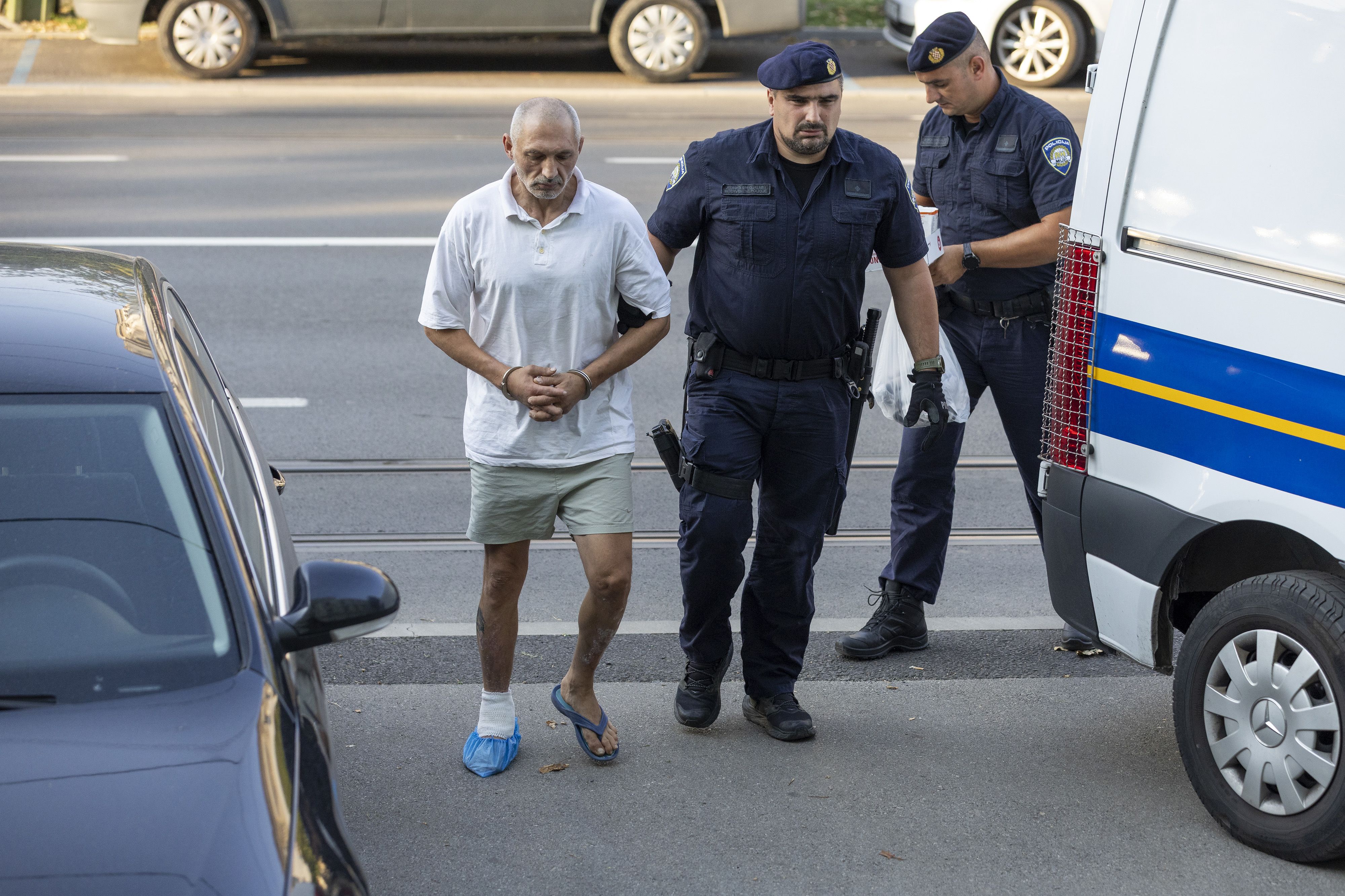 04.09.2025., Osijek - Zupanijski sud, Privodjenje osumnjicenog za tesko ubojstvo supruge koje se dogodilo u mjestu Tenja kod Osijeka. Photo: Davor Javorovic/PIXSELL