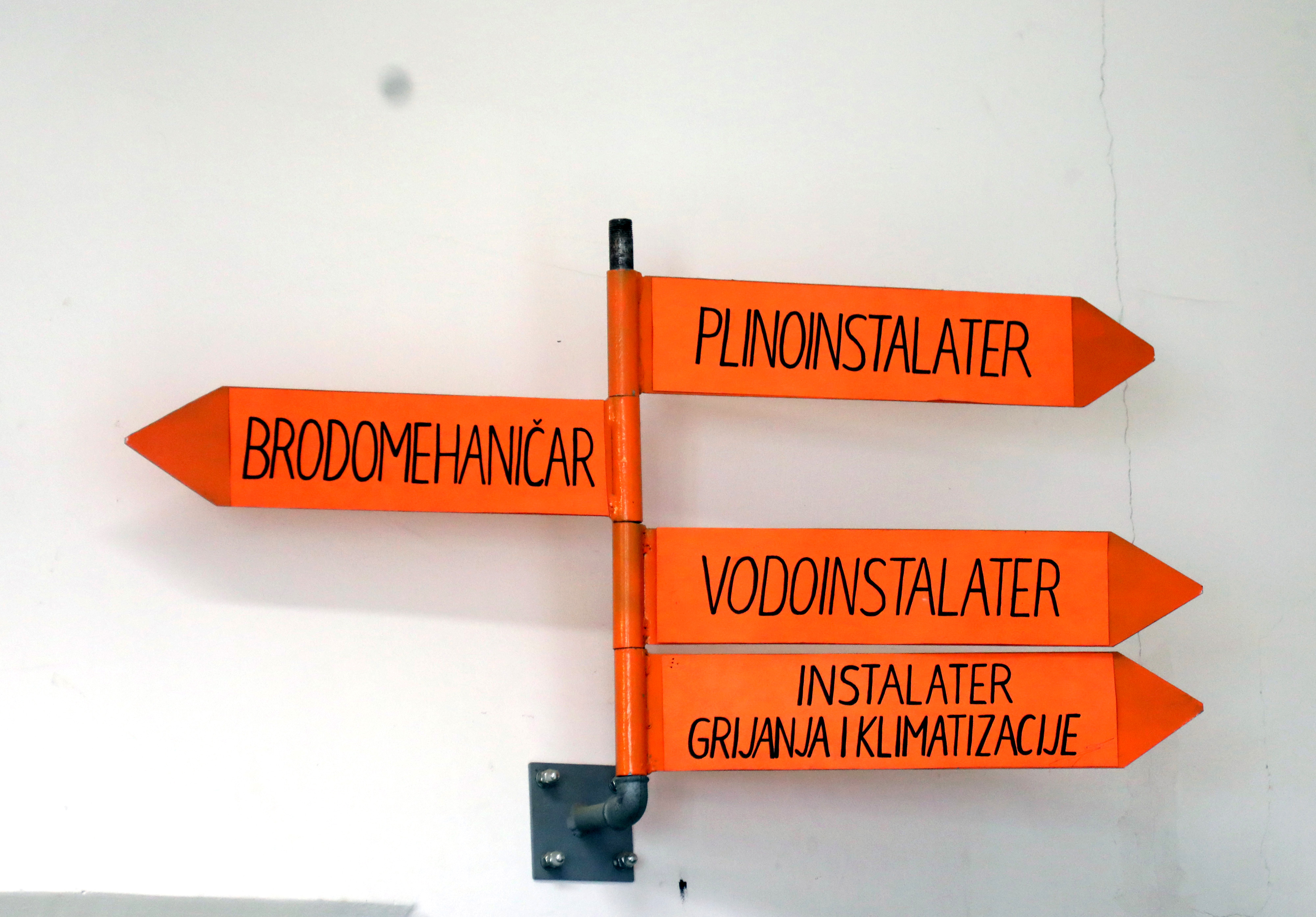 3. Sajam poslodavaca na kojem su predstavnici renomiranih tvrtki, Hrvatskog zavoda za zaposljavanje i Hrvatske obrtnicke komore pruzili informacije ucenicima zavrsnih razreda, maturantima, nezaposlenim osobama i osobama koje zele promijeniti karijeru