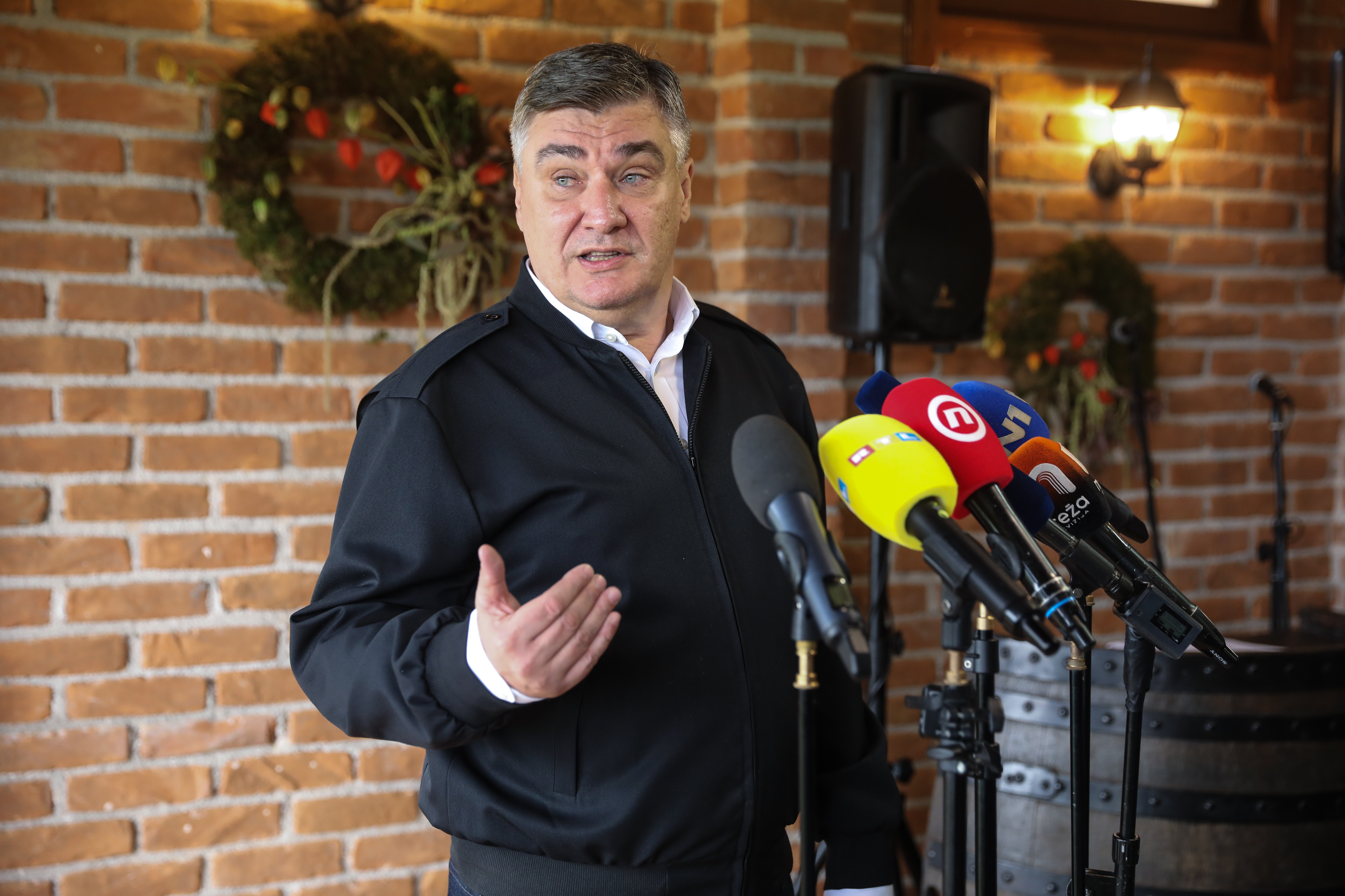 10.09.2025., Jastrebarsko, predsjednik RH Zoran Milanovic, sudjelovao na berbi grozdja organiziranoj za sefove diplomatskih misija i medjunarodnih organizacija