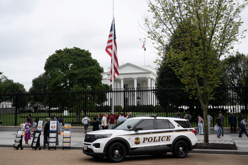 zastava na pola koplja pred bijelom kućom charlie kirk