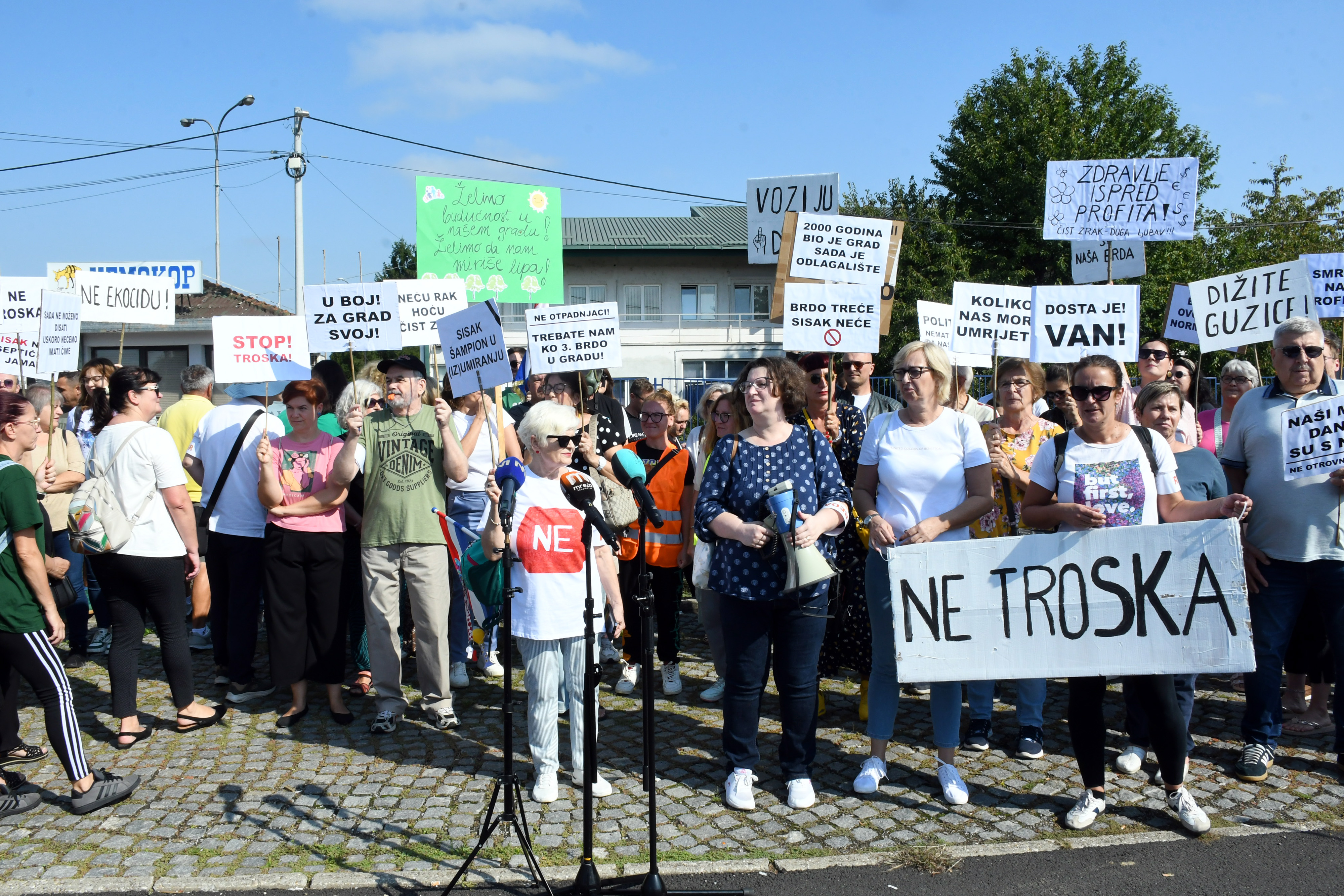 13.09.2025., Sisak - GI "Siscani ne zele biti smetliscani" organizirala je prosvjed "NE TROSKA!  Imamo Zeleni brijeg necemo Crno brdo" kojemu se odazvao velik broj gradjana. Photo: Nikola Cutuk/PIXSELL