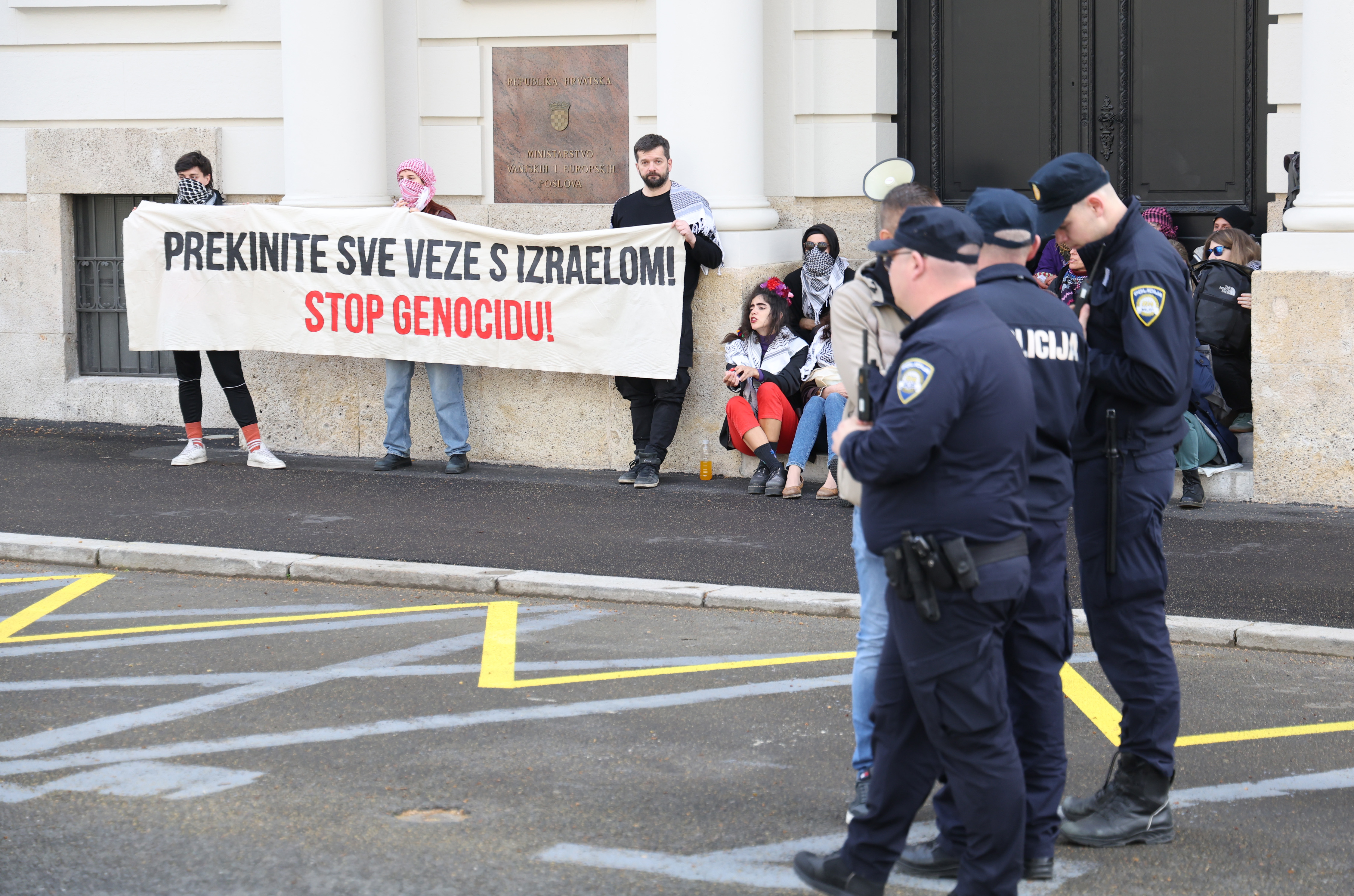 Nenasilna akcija građanskog neposluha, u obliku blokade ulaza u Ministarstvo vanjskih i Europskih poslova, kao čin protesta protiv hrvatskog sudioništva u genocidu u Gazi