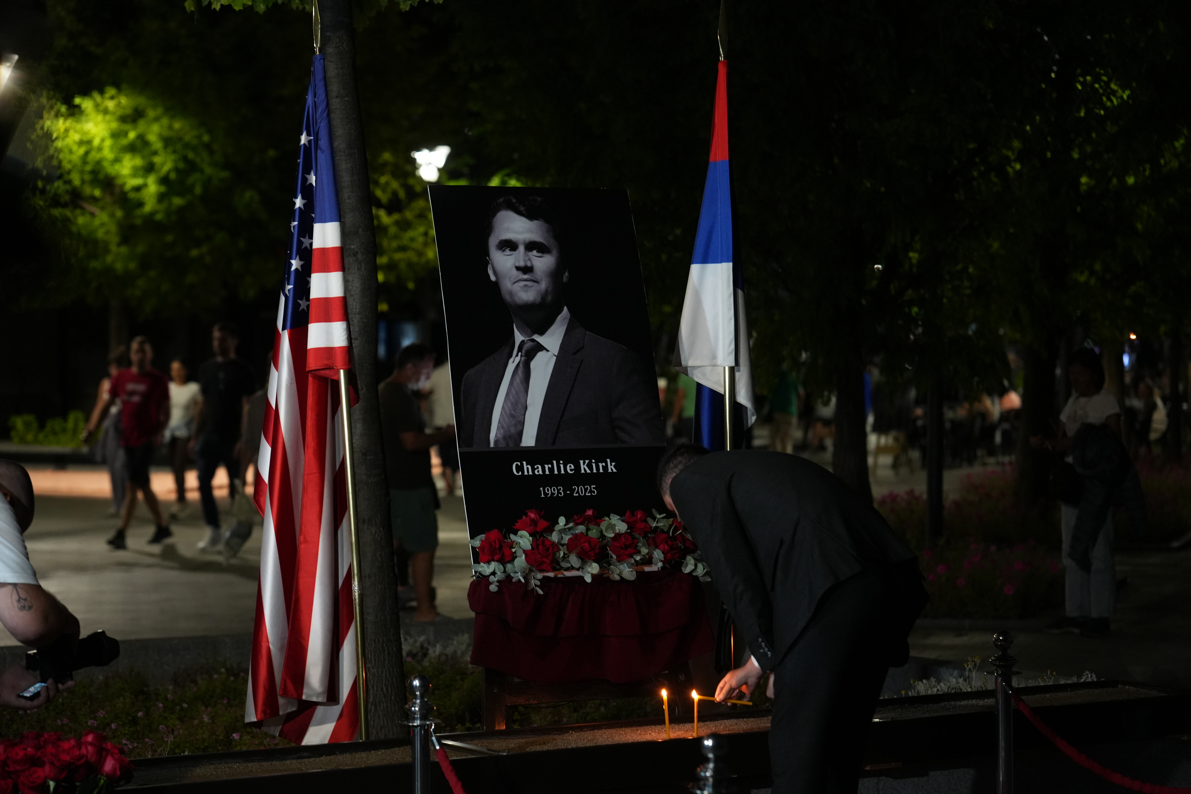 U Banjaluci su se veceras okupili pojedini funkcioneri RS i pripadnici vladajuceg SNSD-a kako bi odali pocast ubijenom konzervativnom aktivisti Charli Kirku