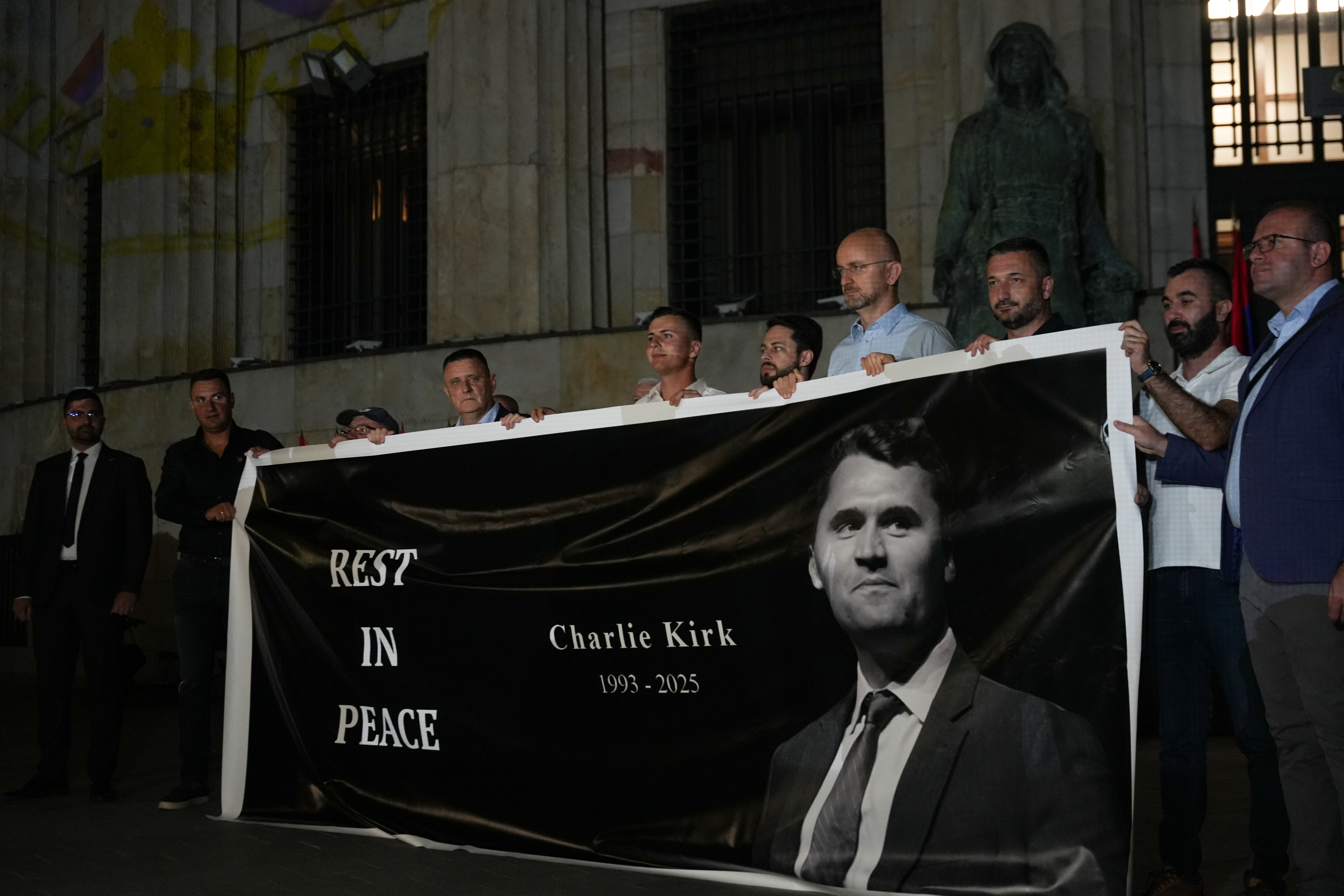 U Banjaluci su se veceras okupili pojedini funkcioneri RS i pripadnici vladajuceg SNSD-a kako bi odali pocast ubijenom konzervativnom aktivisti Charli Kirku.