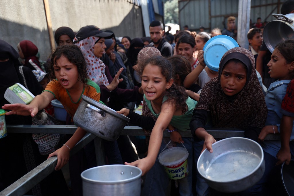 palestinska djeca čekaju u redu za hranu