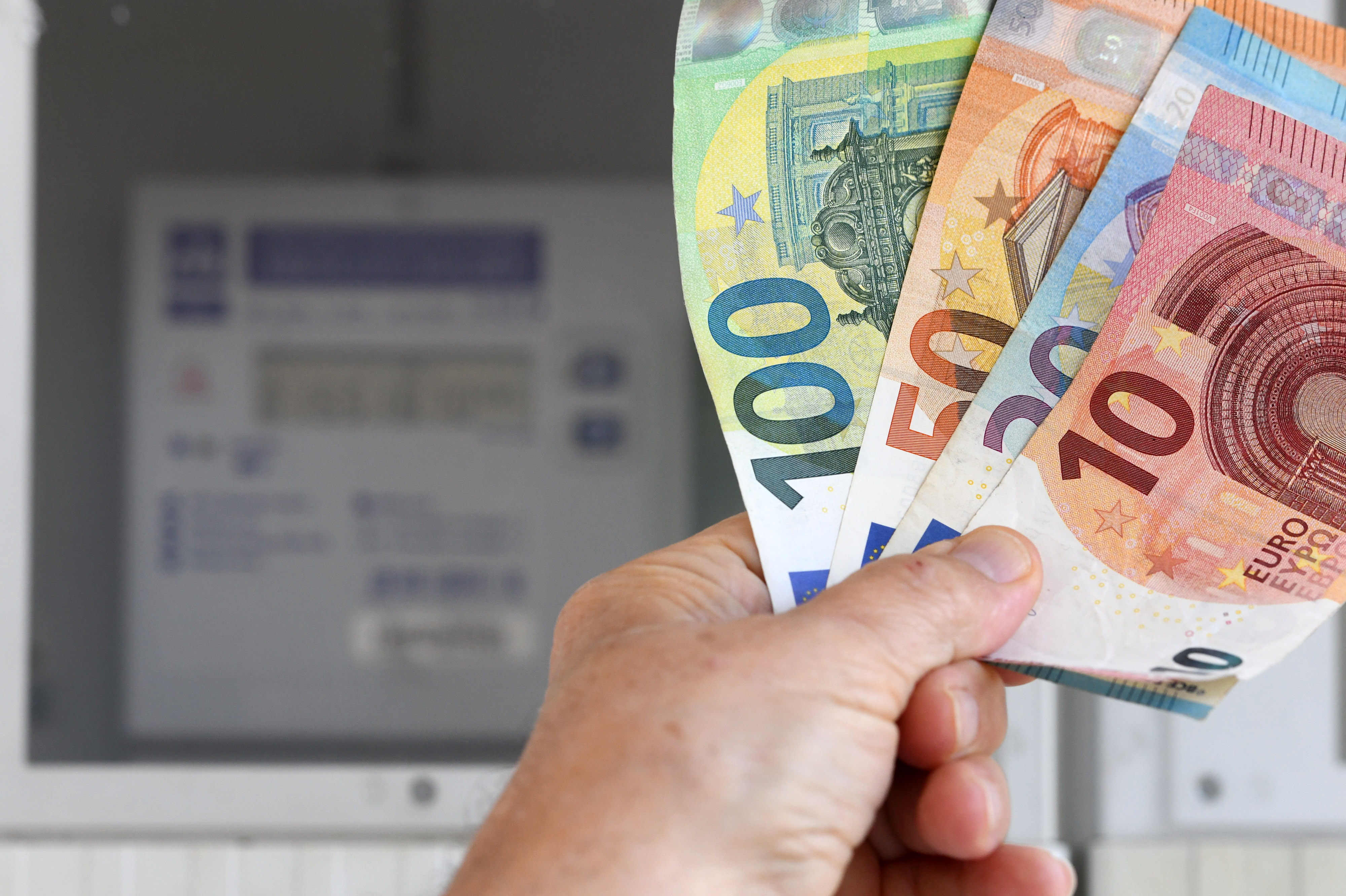 02.01.2023., Sibenik - Ilustracija cijene struje i racuna u eurima. Photo: Hrvoje Jelavic/PIXSELL