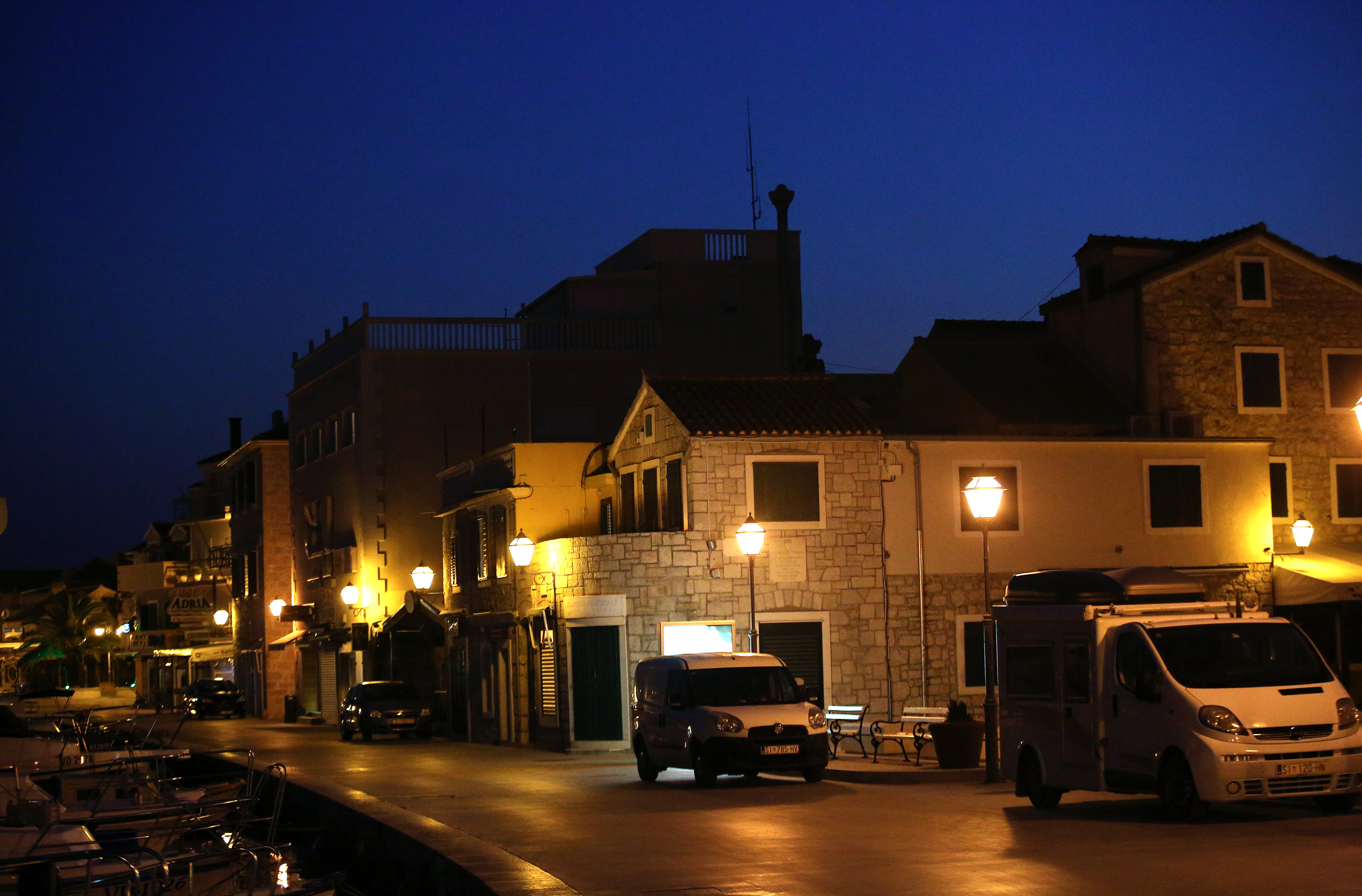 05.04.2020., Vodice - Puste gradske ulice u vecernjim satima. rPhoto: Dusko Jaramaz/PIXSELL