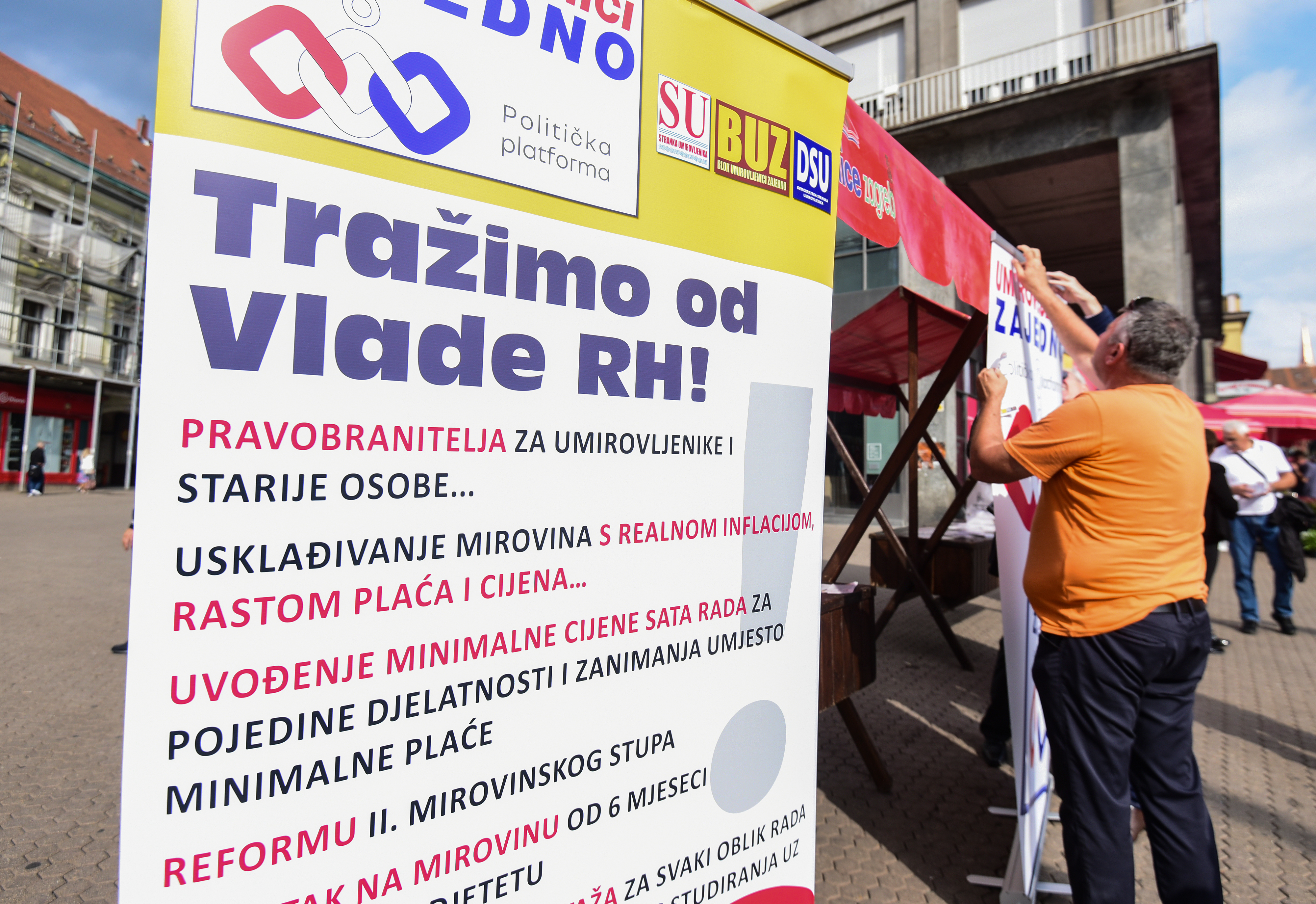 01.10.2023., Zagreb - Na Medjunarodni dan starijih osoba platforma Umirovljenici zajedno organizira prosvjed, odnosno kako kazu "druzenju s gradjanima" na Trgu bana Jelacica . Photo: Neva Zganec/PIXSELL