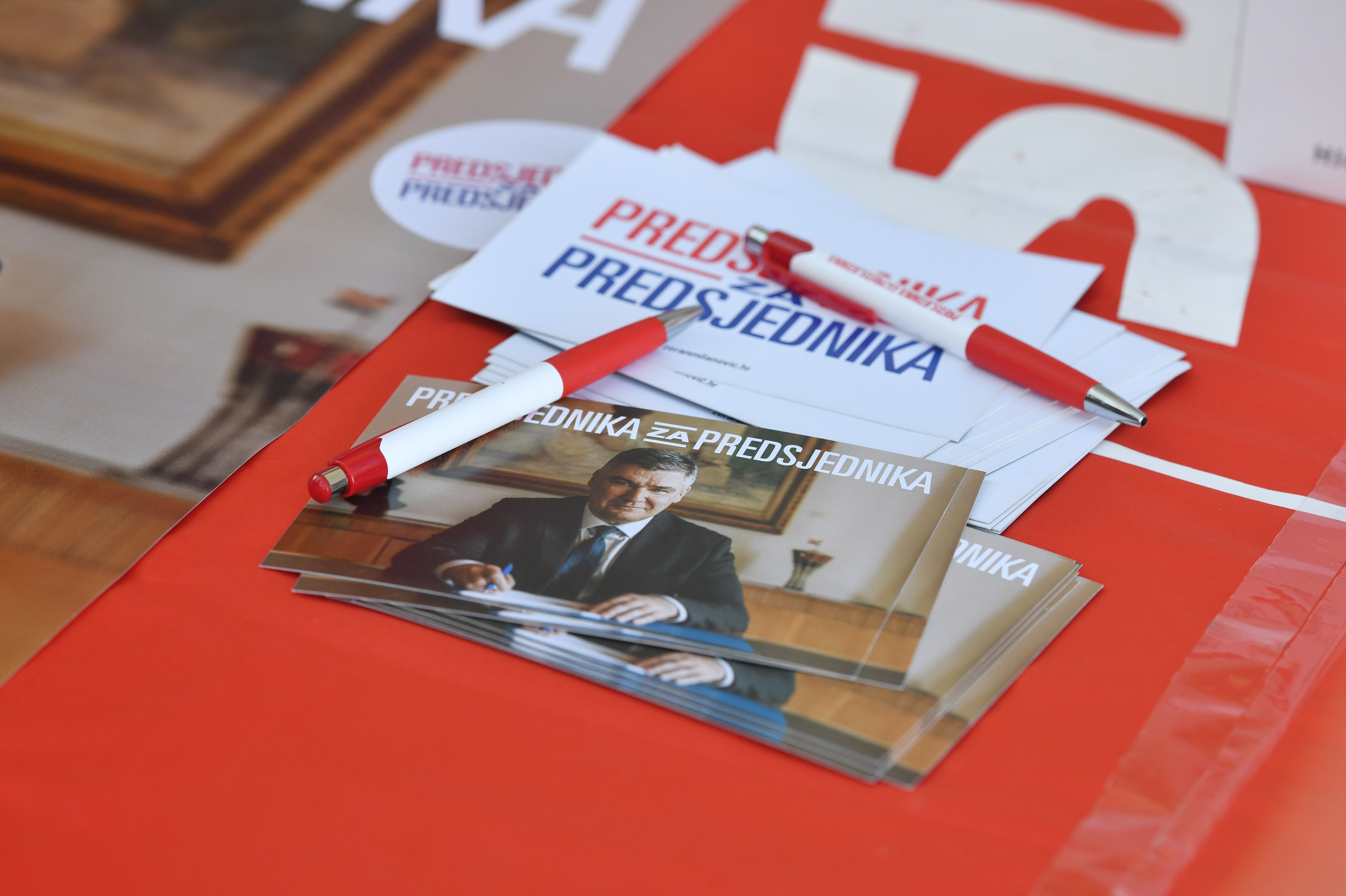 29.11.2024., Sibenik - Zapocelo prikupljanje potpisa sa predsjednicku kampanju Zorana Milanovica Photo: Hrvoje Jelavic/PIXSELL