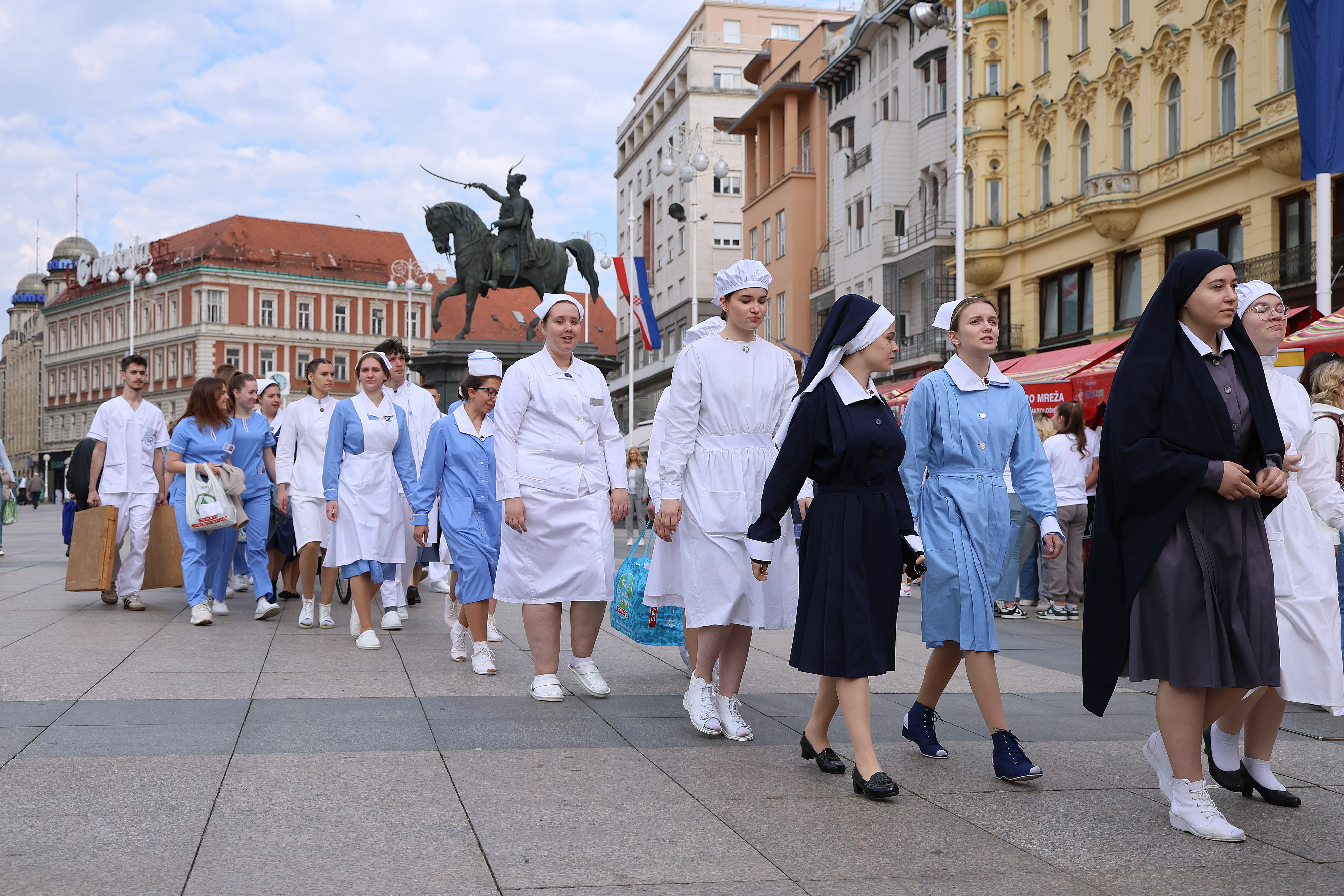 12.05.2025., Zagreb - Javno zdravstvenom akcijom i slikovitim mimohodom medicinskih sestara u povijesnim odorama na Trgu bana Jelacica obiljezava se 12. svibanj, Medjunarodni dan sestrinstva Photo: Patrik Macek/PIXSELL