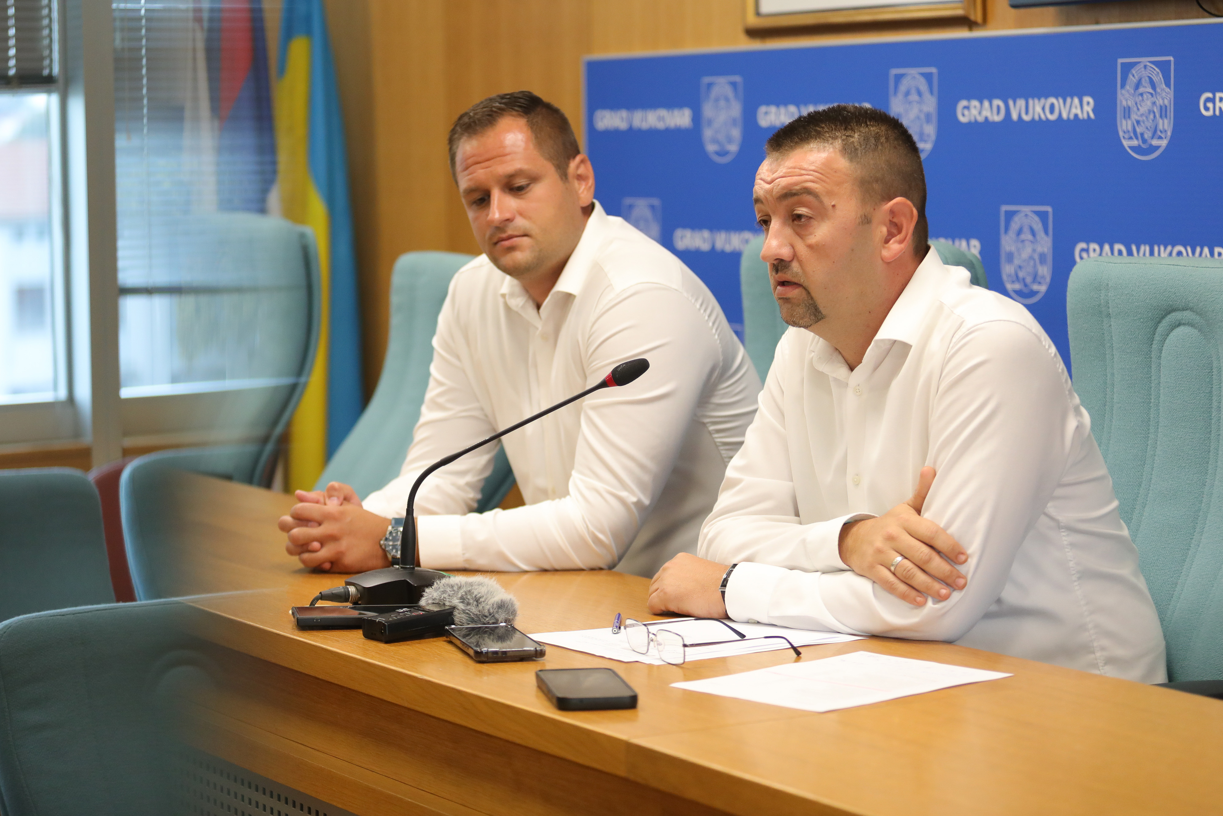 Gradska uprava, Dr. Franje Tudjmana 1, Vukovar - Gradonacelnik Grada Vukovara Marijan Pavlicek sa suradnicima odrzao je konferenciju za medije