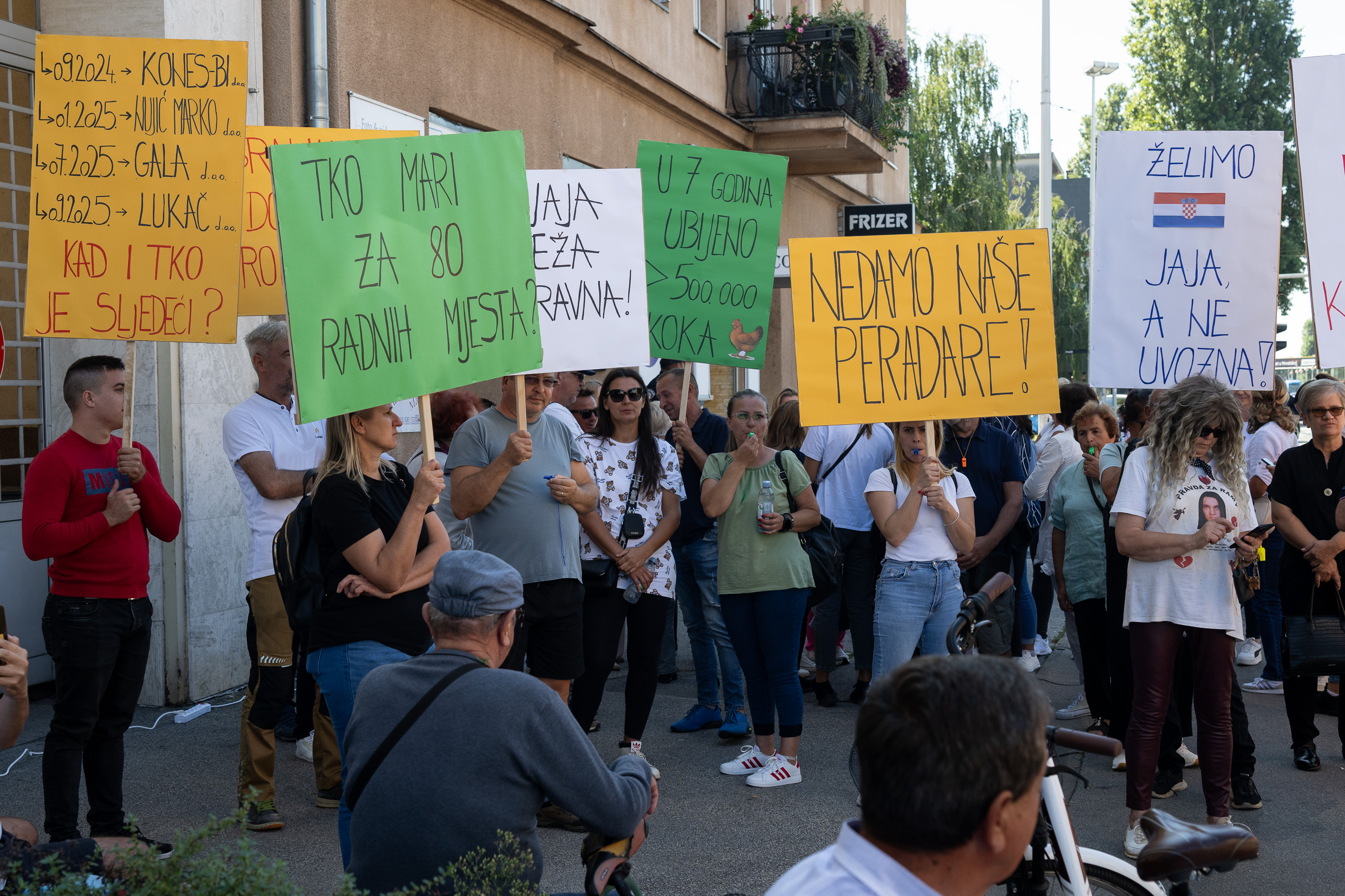 Ispred Hrvatskog veterinarskog instituta odrzan je prosvjed Lukac peradarstva zbog 170000 kokosi koje moraju ubiti zbog, kako oni kazu, laznog nalaza saalmonele