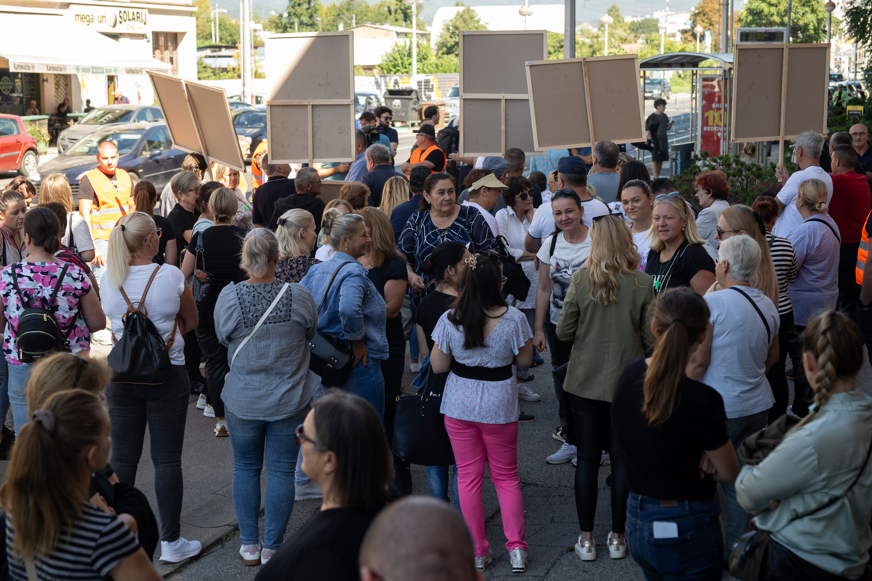 Ispred Hrvatskog veterinarskog instituta odrzan je prosvjed Lukac peradarstva zbog 170000 kokosi koje moraju ubiti zbog, kako oni kazu, laznog nalaza saalmonele