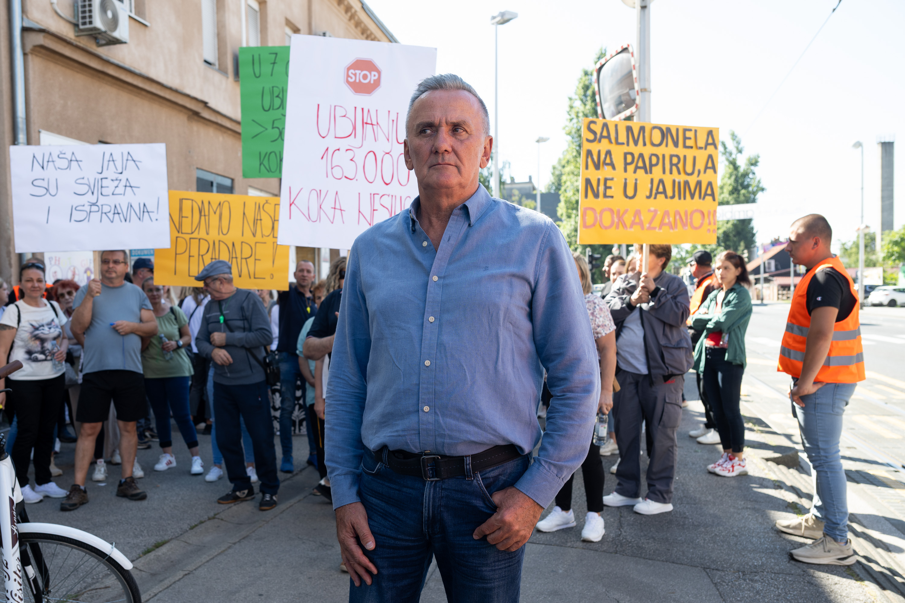 Ispred Hrvatskog veterinarskog instituta odrzan je prosvjed Lukac peradarstva zbog 170000 kokosi koje moraju ubiti zbog, kako oni kazu, laznog nalaza saalmonele