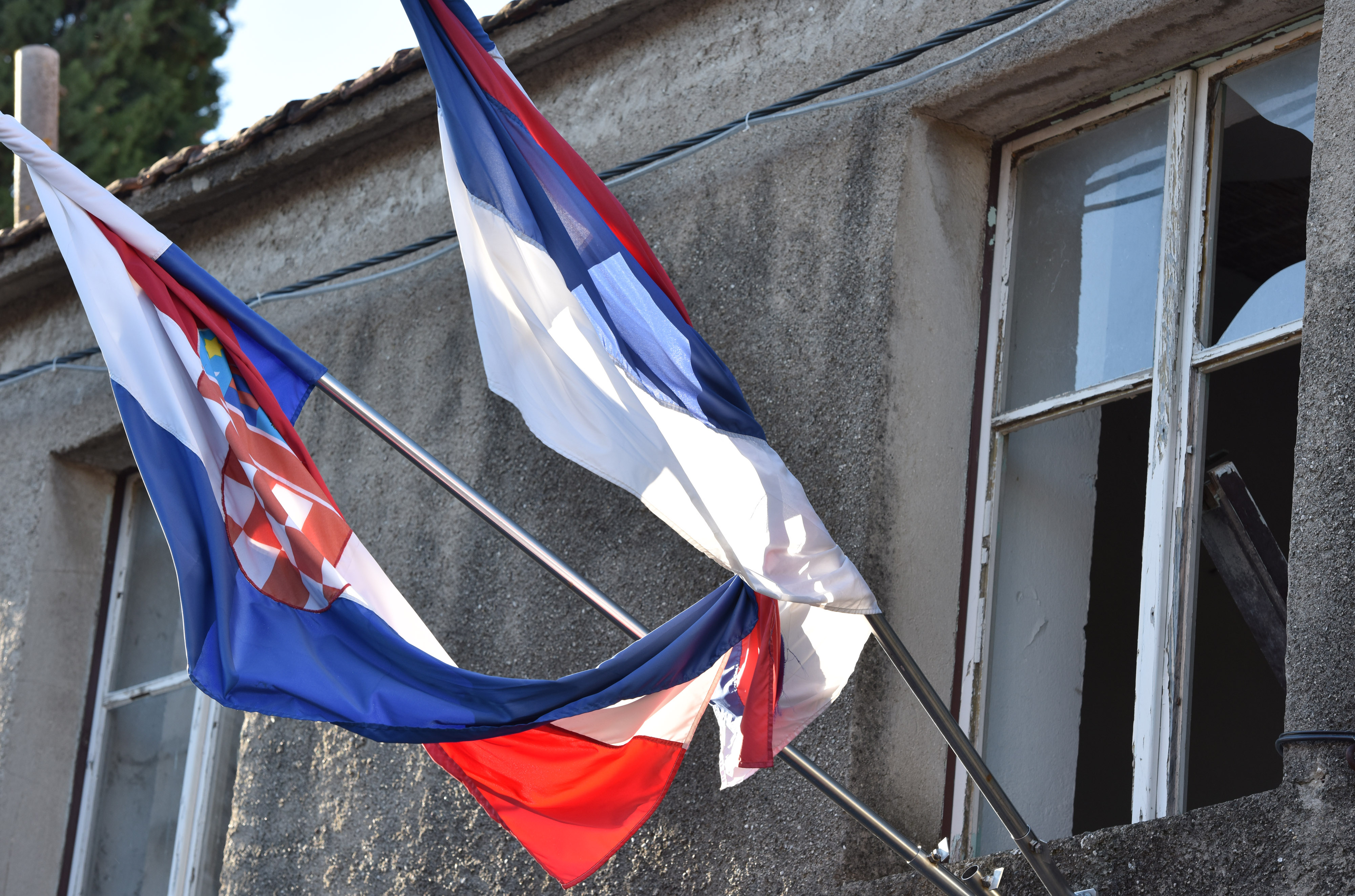 27.10.2016., Kistanje - Opcina Kistanje najsiromasnija opcina u Hrvatskoj. Hrvatska zastava i Srpska zastava.  DKS_56145854 "nPhoto: Hrvoje Jelavic/PIXSELL