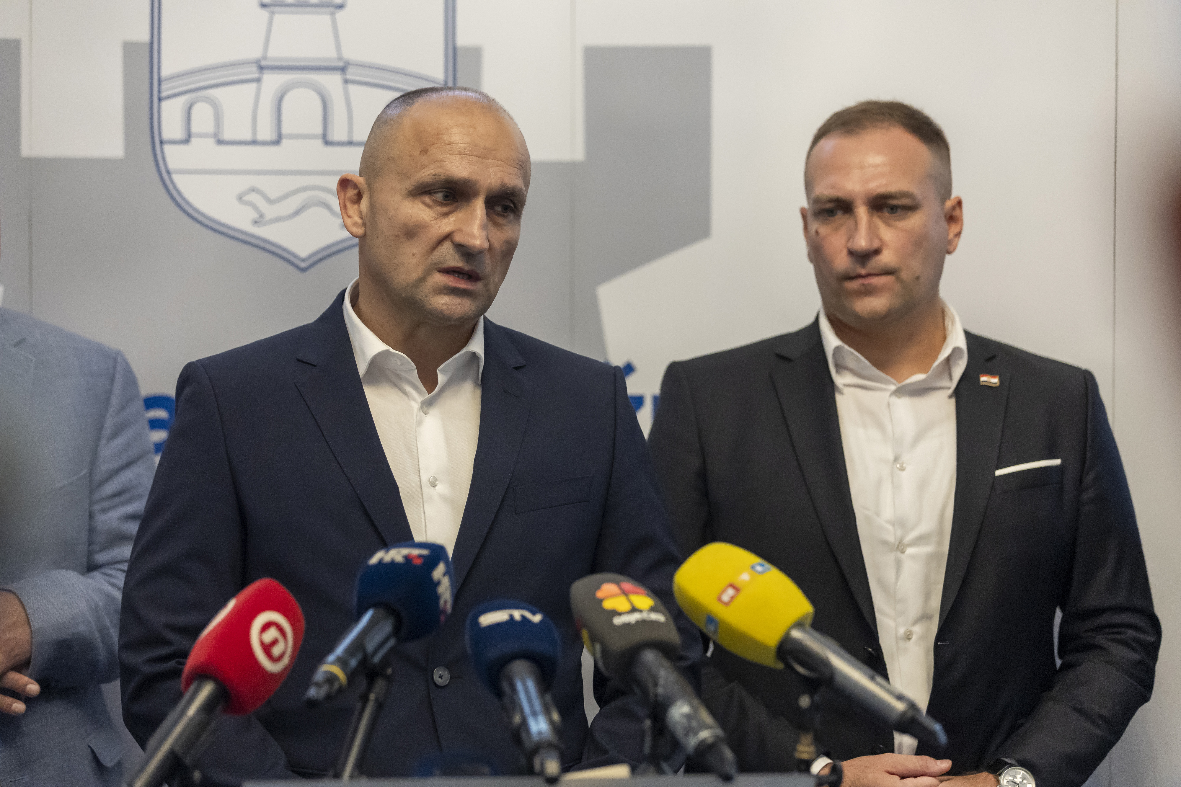 Potpredsjednik Vlade i ministar poljoprivrede, sumarstva i ribarstva David Vlajcic odrzao je sastanak Nacionalnog kriznog stozera za kontrolu i suzbijanje africke svinjske kuge