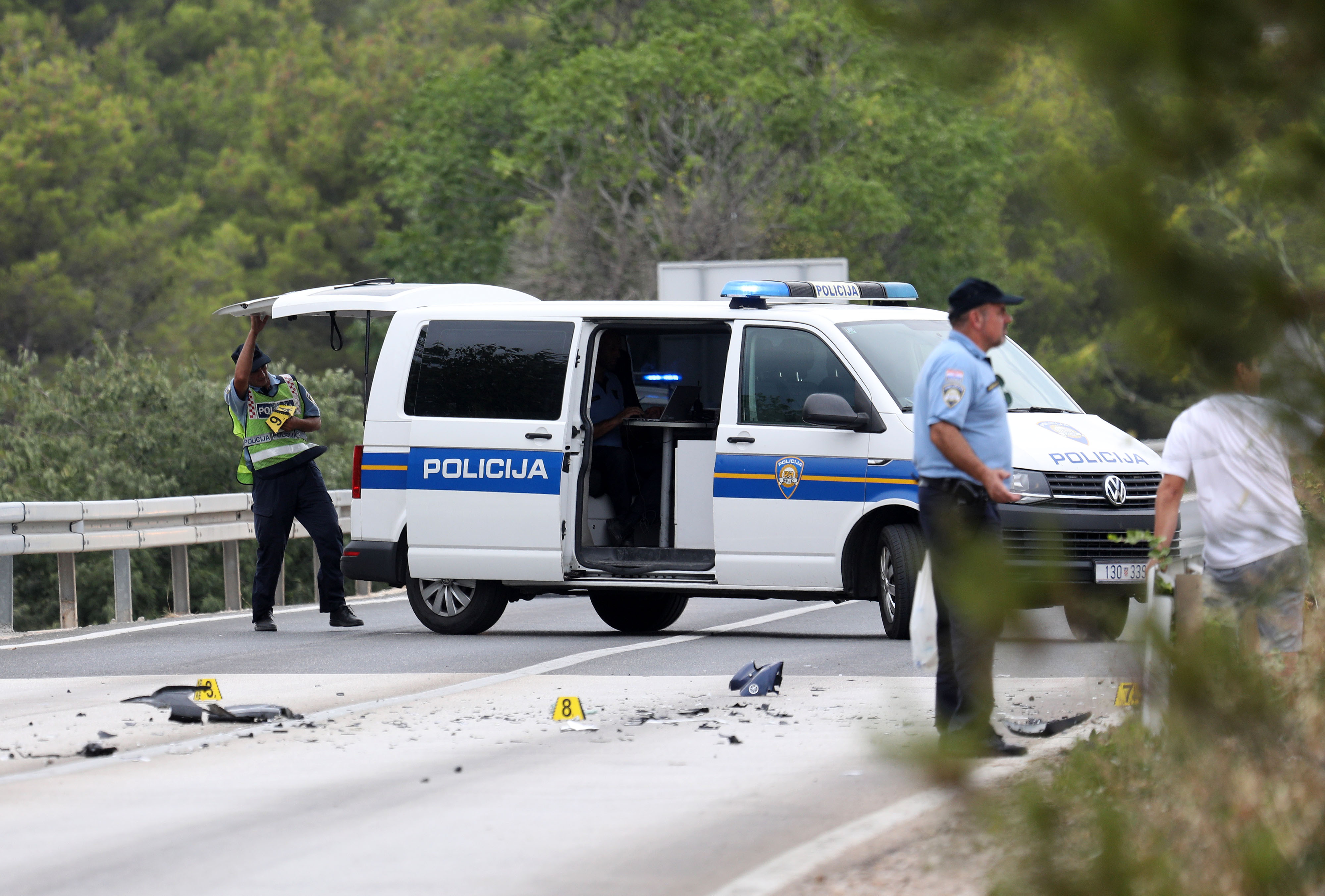 27.07.2022.,Vodice - Na Jadranskoj magistrali kod Vodica dogodila se teska prometna nesreca u kojoj su sudjelovali motocikl i osobni automobil. Magistrala je zatvorena za promet a ocevid je u tijeku.   Photo: Dusko Jaramaz/PIXSELL
