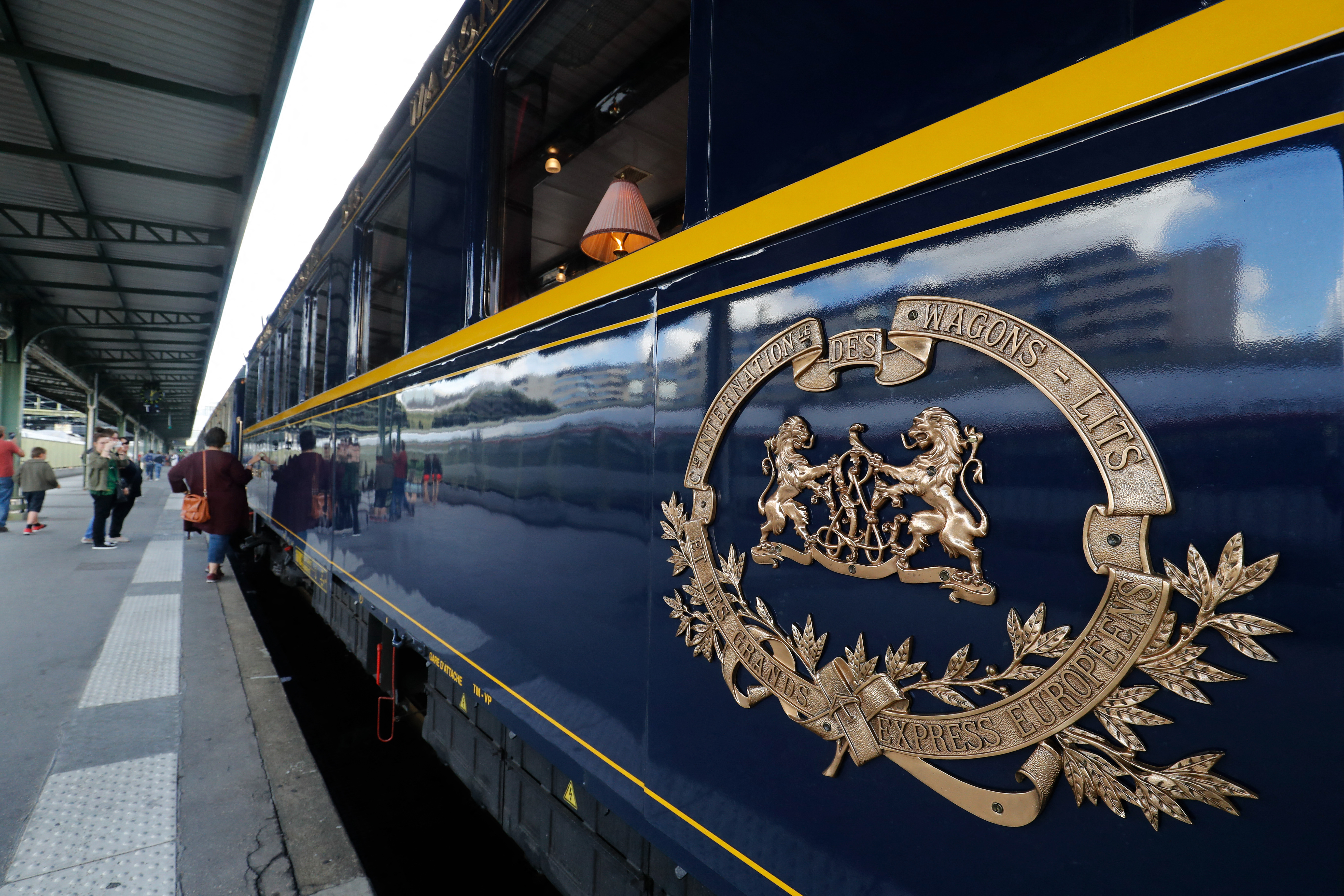 A picture taken on September 15, 2018 shows the emblem of the legendary train "Orient Express" on a coach, in Paris during the European Heritage Day. (Photo by FRANCOIS GUILLOT / AFP)