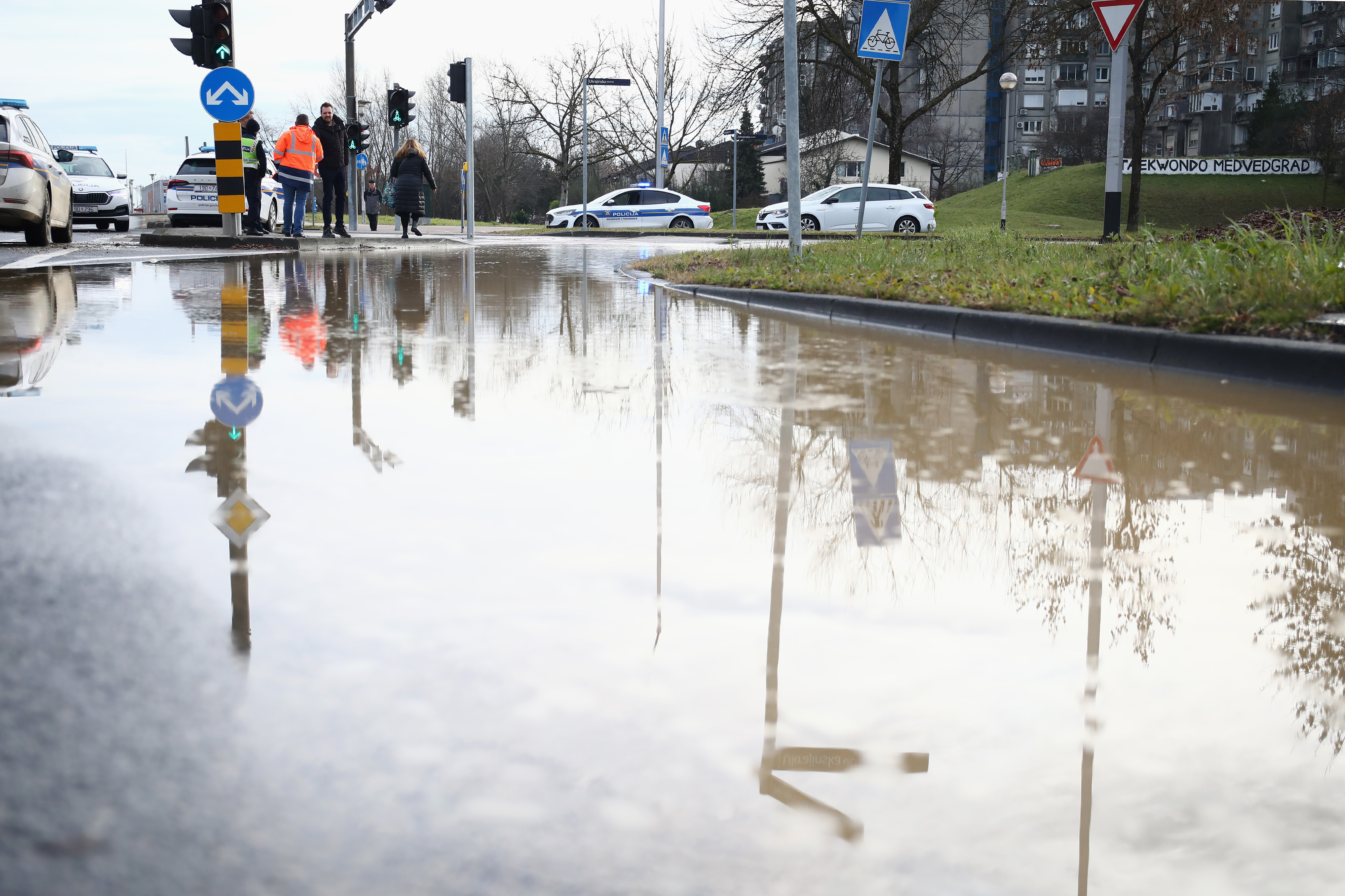 23.01.2025., Zagreb - U Ukrajinskoj ulici došlo je do poplave zbog puknuca cijevi. Policija kontrolira promet. Photo: Emica Elvedji/PIXSELL