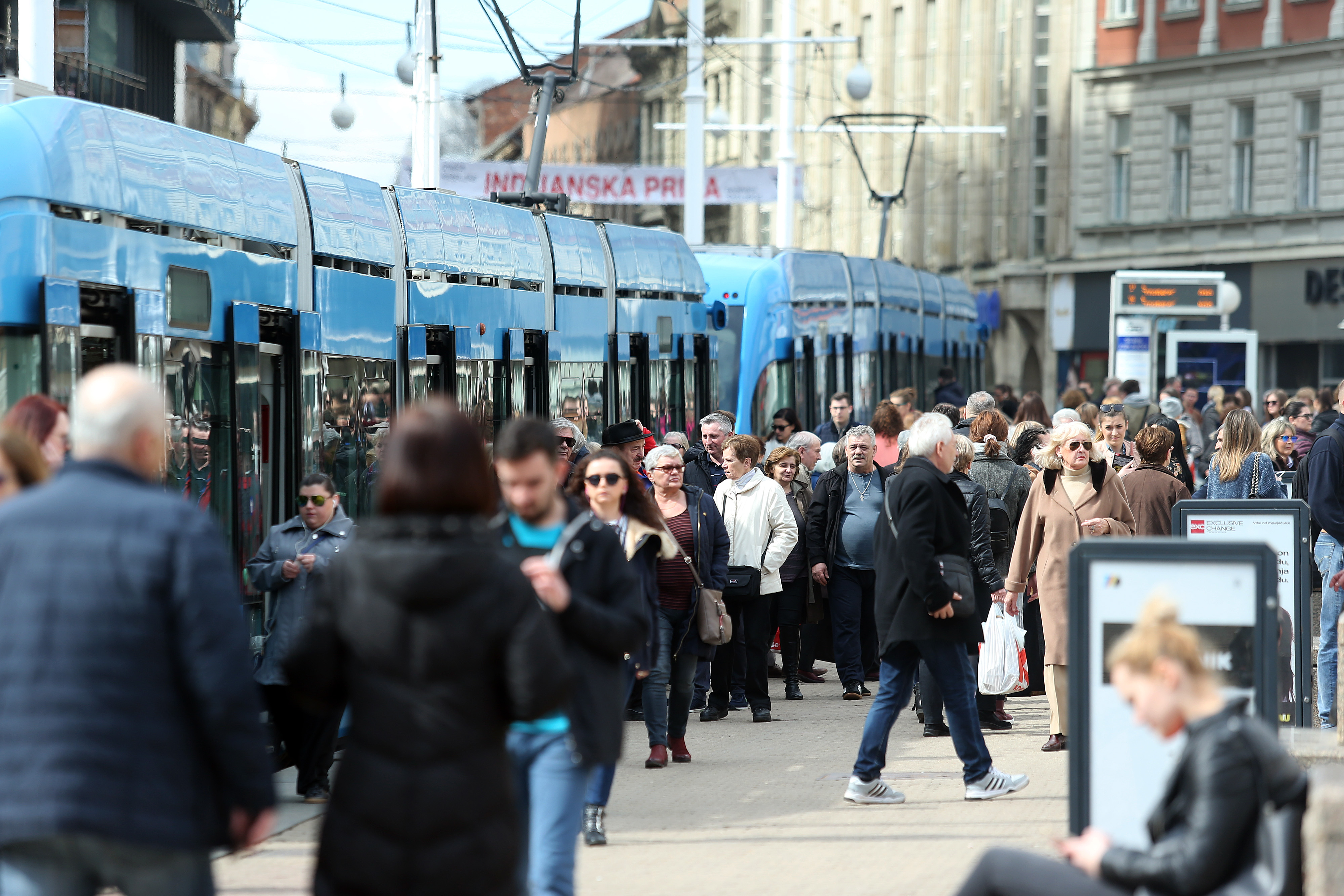 14.03.2018., Zagreb - Trg bana Josipa Jelacica. Gradska svakodnevica u centru grada. Guzva na tramvajskom stajalistu na glavnom gradskom trgu. rPhoto: Sanjin Strukic/PIXSELL