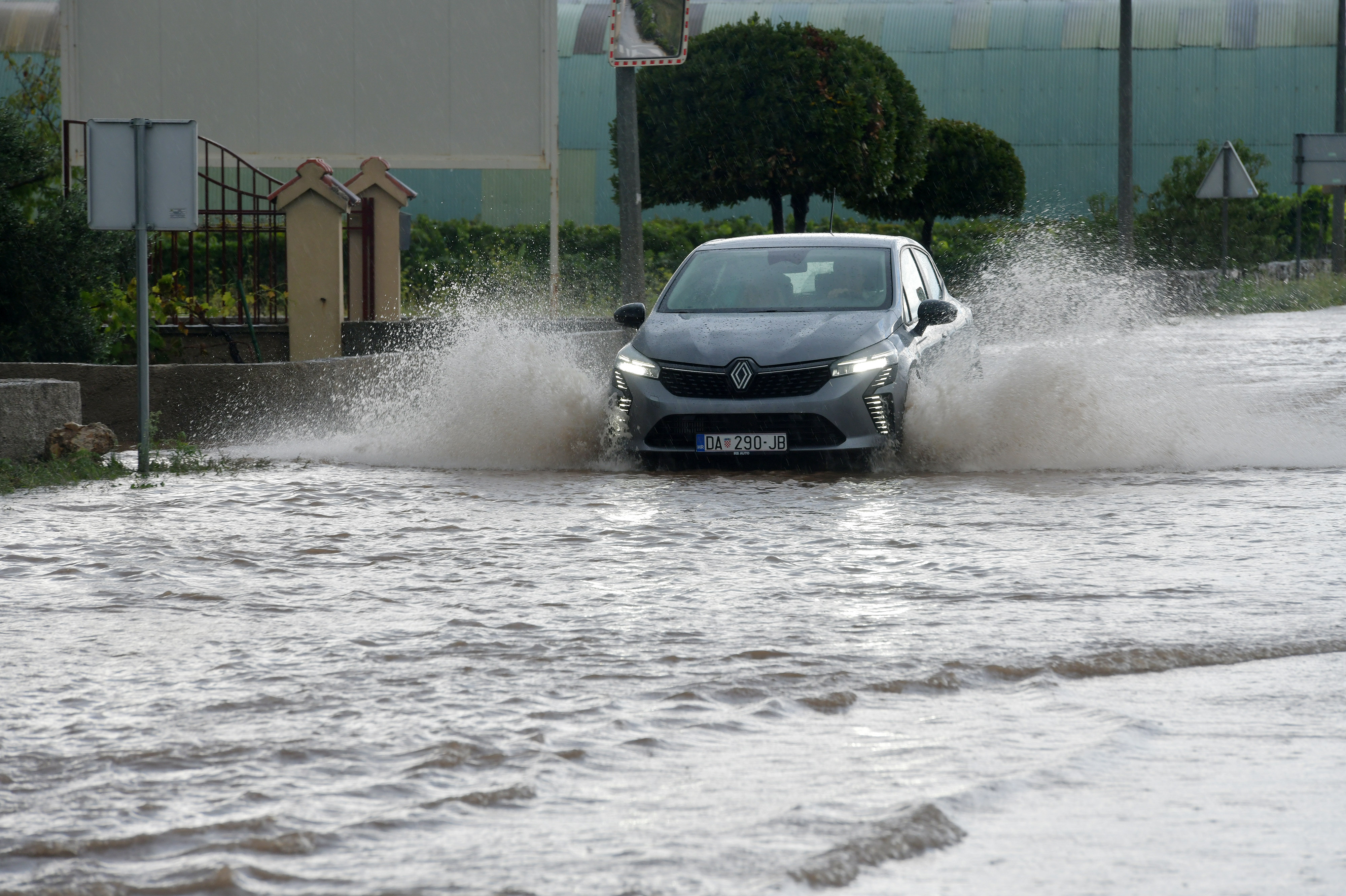 24.09.2025., Sibenik - Obilne kise prouzrocile probleme u gradu i prometu. Photo: Hrvoje Jelavic/PIXSELL