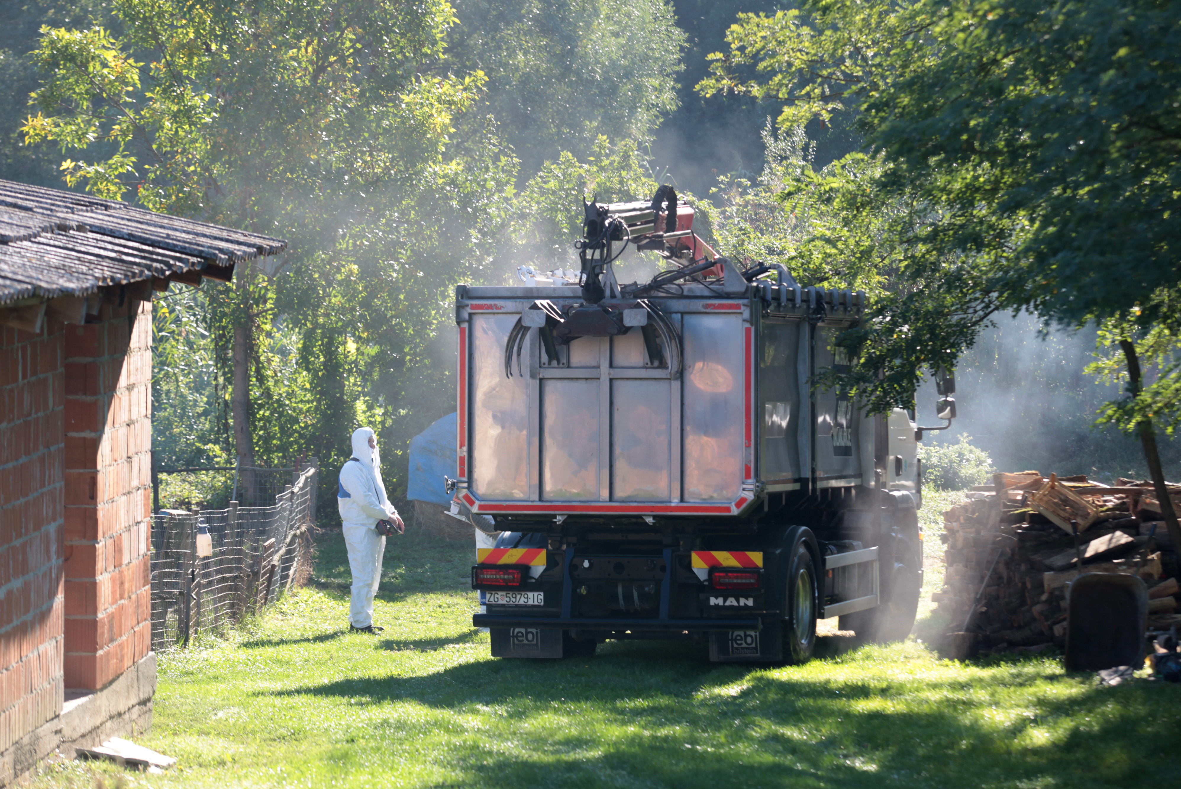 19.09.2025., Vardarac - Odvoz svinja zbog afričke kuge. Brojne eutanazirena svinje su odvedene, a prostor gdje su se nalazile je dezinficiran Photo: David Jerkovic/PIXSELL